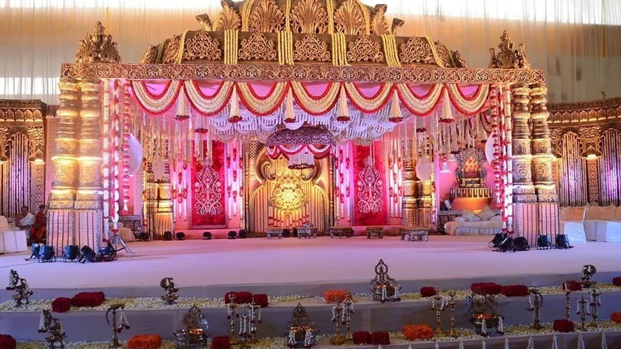 మే 14 నుండి మూగబోయిన శుభకార్యాలకు 36 రోజుల తర్వాత మళ్లీ కళకళలాడనున్నాయి.. పెళ్లి ముహూర్తాలు శుభకార్యాలకు మంచి ముహూర్తాలు ఉండడంతో ఇప్పటినుండే ఫంక్షన్ హాల్ అడ్వాన్స్ బుకింగ్ చేసుకుంటున్నారు.. ఇప్పటికే వాళ్ళ పిల్లల వివాహాలు నిశ్చయం చేసుకున్న తల్లిదండ్రులు జూన్ నెలలో పెళ్లి వేడుకలకు ఏర్పాట్లు చేసుకుంటున్నారు.. జూన్ 19వ తేదీ తర్వాత మళ్ళీ పెళ్లి కళ రానుంది.