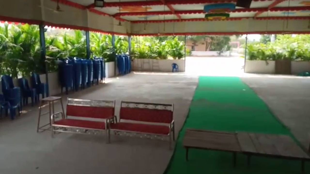 శుభముహూర్తాలకు విరామం కార్డు పడింది వచ్చే నెల 18వ తేదీ వరకు ఇక ముహూర్తాలు లేవని పండితులు సూచిస్తున్నారు.. పరాభవ నామ సంవత్సరంలో శుభ ముహూర్తాల ప్రభావంతో పెళ్లి వేడుకలు, గృహప్రవేశాలకు బ్రేక్ పడింది.. అధిక జ్యేష్ట మాసం ప్రభావంతో 36 రోజులపాటు ముహూర్తాలు లేవట.. రెండు నెలలపాటు పెళ్లి వేడుకలు, భాజా భజంత్రీలతో కళకళలాడిన కళ్యాణ మండపాలు ఇప్పుడు వెలవెలబోతున్నాయి.