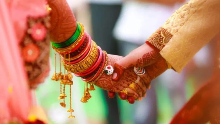 ప్రస్తుతం తన స్వస్థానమైన వృషభ రాశిలో సంచారం చేస్తున్న శుక్రుడి వల్ల కొన్ని రాశుల వారికి ప్రేమలు, పెళ్లి ప్రయత్నాల్లో విజయాలు లభించే అవకాశం ఉంది. వృషభ రాశి సహజ కుటుంబ స్థానం అయినందువల్ల ఈ రాశిలో శుక్రుడి సంచారం పెళ్లి ప్రయత్నాలకు, పెళ్లిళ్లకే కాక, ప్రేమలకు కూడా బాగా అనుకూలంగా ఉంది. జూన్ మొదటి వారంలోగా కొన్ని రాశుల వారి పెళ్లి ప్రయత్నాలు, ప్రేమ వ్యవహారాలు తప్పకుండా విజయం సాధిస్తాయి. శుక్రుడి అనుకూలత ఉన్న మేషం, వృషభం, కర్కాటకం, కన్య, వృశ్చికం, మకర రాశుల వారికి పెళ్లి, ప్రేమల విషయంలో సమయం బాగా అనుకూలంగా ఉంది.