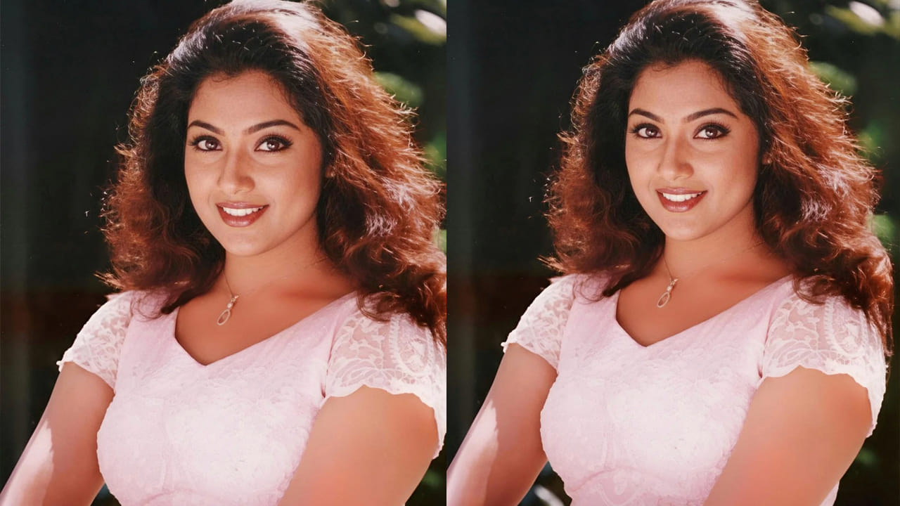 హీరోయిన్ మీనా గురించి ప్రత్యేకంగా చెప్పక్కర్లేదు. దశాబ్దాలుగా చిత్రపరిశ్రమలో ఎన్నో సూపర్ హిట్ చిత్రాల్లో  నటిస్తూ తనదైన ముద్ర వేశారు. ఇటీవల ఓ ఇంటర్వ్యూలో తన సినీ కెరీర్, వివిధ అగ్ర హీరోలతో ఆమెకున్న అనుబంధం గురించి ఆసక్తికరమైన విషయాలను వెల్లడించారు. సీతారామయ్యగారి మనవరాలు సినిమా తన కెరీర్‌లో ఎంత ముఖ్యమైనదో ఆమె వివరించారు. చంటి సినిమాలో హీరోయిన్‌గా ఎవరిని తీసుకోవాలి అనే చర్చలు జరుగుతున్న సమయంలో, సీతారామయ్యగారి మనవరాలు పెద్ద హిట్‌ అవ్వడంతో మీనాను ఎంపిక చేయడంలో ఎటువంటి సందేహాలు లేకుండా పోయాయని ఆమె గుర్తుచేసుకున్నారు. ఈ నిర్ణయం తన సినీ ప్రస్థానంలో ఒక బలమైన పునాది వేసిందని ఆమె అన్నారు.
