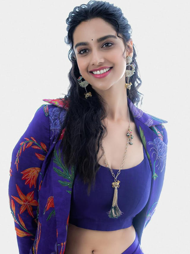 టాలివుడ్ లక్కీ హీరోయిన్ గా మారిపోయిన మీనాక్షి చౌదరి