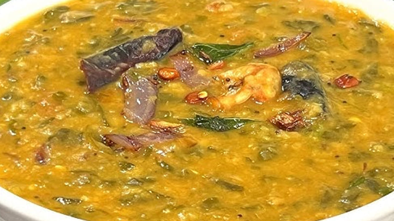ఆ తరవాత ఈ పప్పులోన అర టేబుల్ స్పూన్  పసుపు ,  నీరు పోసి 4 విజిల్స్ వచ్చే వరకు గ్యాస్ మీదే ఉంచి బాగా ఉడికించుకోవాలి. మీరు పప్పు వండేటప్పుడు అడుగు అంటనివ్వొద్దు అలా అంటితే టేస్ట్ మొత్తం మారిపోతోంది. కాబట్టి, మీడియం మంట మీద పప్పును ఉడికించాలి. 