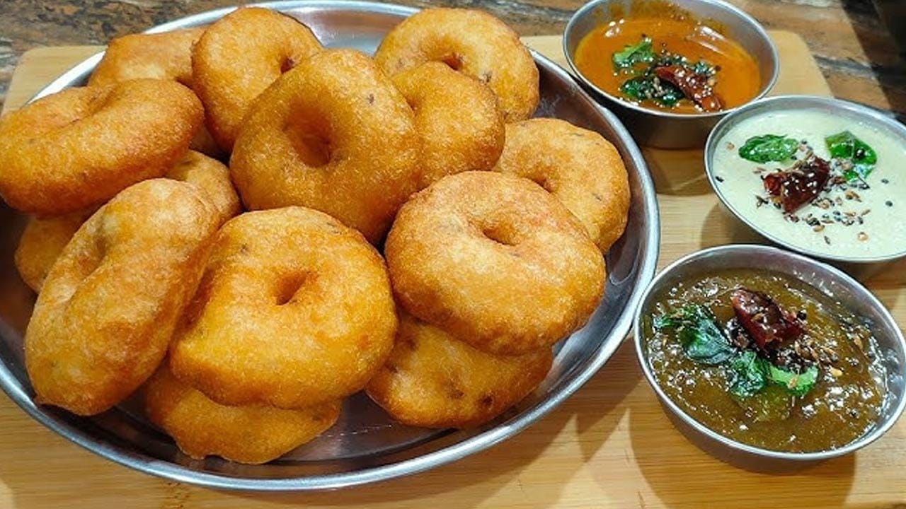 ముందుగా మినప్పప్పును తీసుకుని కనీసం 5 గంటల పాటు నానబెట్టాలి. ఆ తర్వాత ఈ నీటిని వంపేసి మెత్తగా  గ్రైండ్ చేసుకోవాలి. 
ఇంకా ఈ  పిండిలో ఉడకబెట్టిన ఆలూ వేసుకోవాలి. వీటితో పాటు కట్ చేసిన ఉల్లిపాయ, పచ్చిమిర్చి, అల్లం పేస్ట్ , అర టేబుల్ స్పూన్ జీలకర్ర, కరివేపాకు, కొత్తిమీర, అర టేబుల్ మసాలా పొడి, ఉప్పు వేసి కలుపుకోవాలి. 
