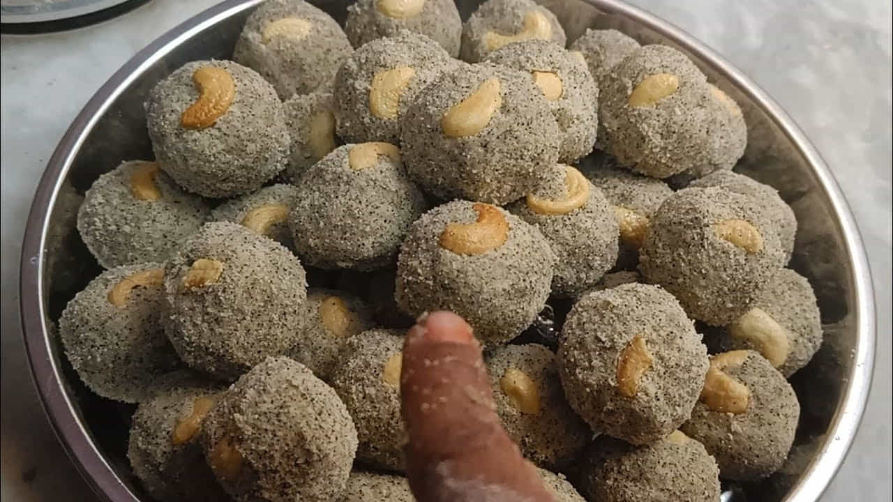 తయారీ విధానంలోకి వెళితే..  ముందుగా మినపప్పును మంచిగా వేయించుకోవాలి. పొట్టు ఉన్నా లేకపోయినా ఏ పప్పు తీసుకున్నా పర్వా లేదు. మినపప్పు మంచిగా వేగిన తర్వాత దీనిని వేరే బౌల్‌లోకి తీసుకొని ఇది పూర్తిగా చల్లారే వరకు పక్కన పెట్టాలి.