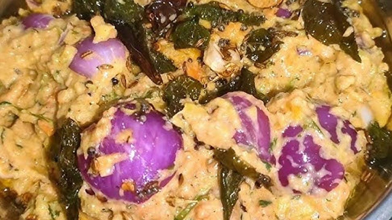 ఇప్పుడు పోపు పెట్టడానికి మళ్ళీ స్టవ్ వెలిగించి పాన్ పెట్టి దానిలో అర టీ స్పూన్ ఆవాలు, జీలకర్ర, 4 ఎండుమిర్చి, కరివేపాకు ఆకులు వేసి పోపు తాలింపు పెట్టాలి . అంతే, అందరికి ఎంతో ఇష్టమైన వేడి వేడి పచ్చి కూరగాయల రోటి పచ్చడి రెడీ. తెలుగు రాష్ట్రాల్లో ఇష్టంగా తింటారు. వేడి వేడి అన్నంలో నెయ్యితో ఈ పచ్చడి తింటే రుచి అమోఘం