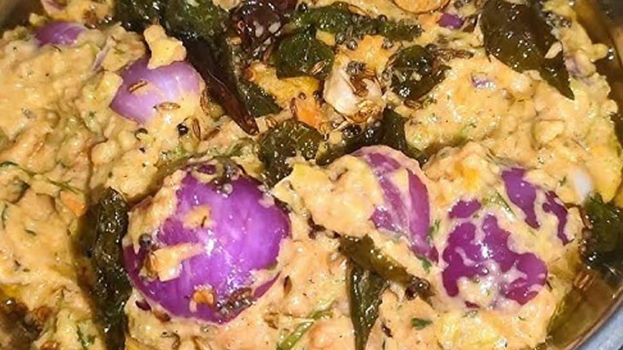  ఇప్పుడు పోపు పెట్టడానికి మళ్ళీ స్టవ్ వెలిగించి పాన్ పెట్టి దానిలో అర టీ స్పూన్ ఆవాలు, జీలకర్ర,  4 ఎండుమిర్చి, కరివేపాకు ఆకులు వేసి పోపు తాలింపు పెట్టాలి . అంతే, అందరికి ఎంతో ఇష్టమైన వేడి వేడి పచ్చి కూరగాయల రోటి పచ్చడి రెడీ.  తెలుగు రాష్ట్రాల్లో  ఇష్టంగా తింటారు. వేడి వేడి అన్నంలో నెయ్యితో ఈ పచ్చడి  తింటే రుచి అమోఘం