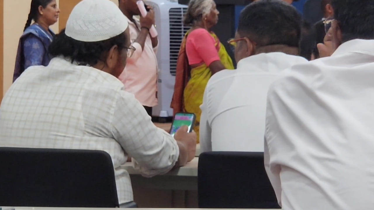 తాజాగా నాగర్ కర్నూల్ జిల్లా కలెక్టర్ కార్యాలయంలో జరిగిన ప్రజావాణి సమావేశం మొక్కుబడిగా సాగింది. కలెక్టర్ హేమంత కేశవ్ పాటిల్ ఇతర కార్యక్రమంలో బిజీగా ఉండడంతో ప్రజా వాణిలో అధికారుల తీరు విచిత్రంగా మారింది. అలసత్వం, నిర్లక్ష్యం కొట్టొచ్చినట్లు కనిపించింది. సమస్యల పరిష్కారానికి ప్రజలు బారులు తీరారు. ఆయా శాఖల ఉన్నతాధికారులు ముఖ్య సమావేశానికి రాకుండా జూనియర్ అసిస్టెంట్ లు, ఆ దిగువ స్థాయి సిబ్బందిని పంపిన తీరు విస్మయానికి గురిచేస్తోంది. ఇక వచ్చిన అధికారులు సైతం సెల్ ఫోన్ కాలక్షేపాల్లో మునిగిపోయారు. ఇద్దరు అధికారులు ఏకంగా మొబైల్ లో క్యాండిక్రష్ గేమ్ ఆడుకుంటూ టీవీ9 కెమెరాకు చిక్కారు. మరి కొందరైతే క్షణం తీరిక లేకుండా సమావేశ మందిరంలోనే ఫోన్ కాల్స్ మాట్లాడుకుంటూ టైం పాస్ చేశారు.