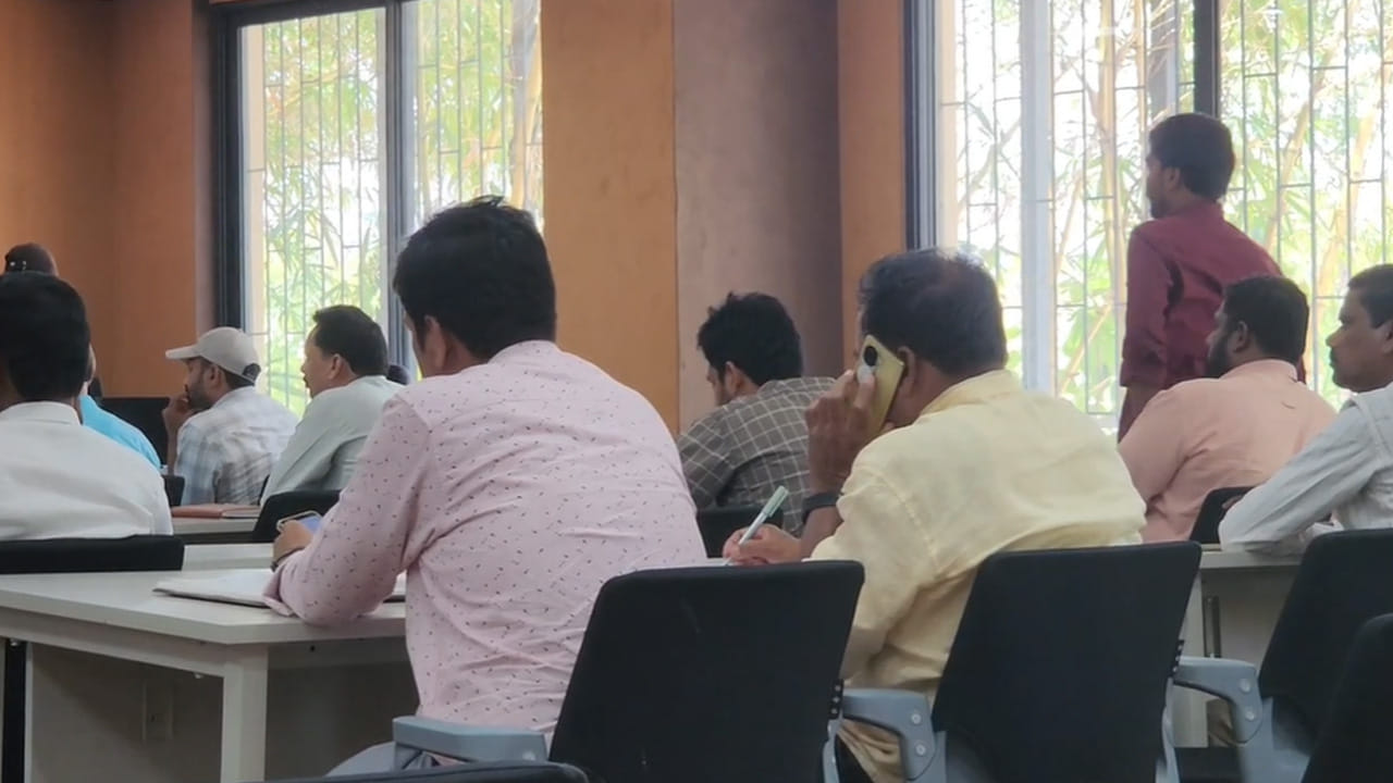 అయితే ప్రజా ప్రభుత్వం ప్రతిష్టాత్మకంగా చేపట్టిన ఈ కార్యక్రమ లక్ష్యాలను కిందిస్థాయిలో అధికారులు నీరుగారుస్తున్నారు. జిల్లాల్లో జరుగుతున్న ప్రజావాణి కార్యక్రమాల్లో అధికారుల తీరుతో ప్రజలకు న్యాయం జరగడం లేదన్న ఆరోపణలు పెద్దఎత్తున వినిపిస్తున్నాయి. కేవలం ప్రజల నుంచి ఆర్జీలను తీసుకోవడం తర్వాత గాలికి వదిలేస్తున్నారని అనేక సందర్భాల్లో ప్రజలు తమ ఆవేదన తెలుపుతున్నారు. 