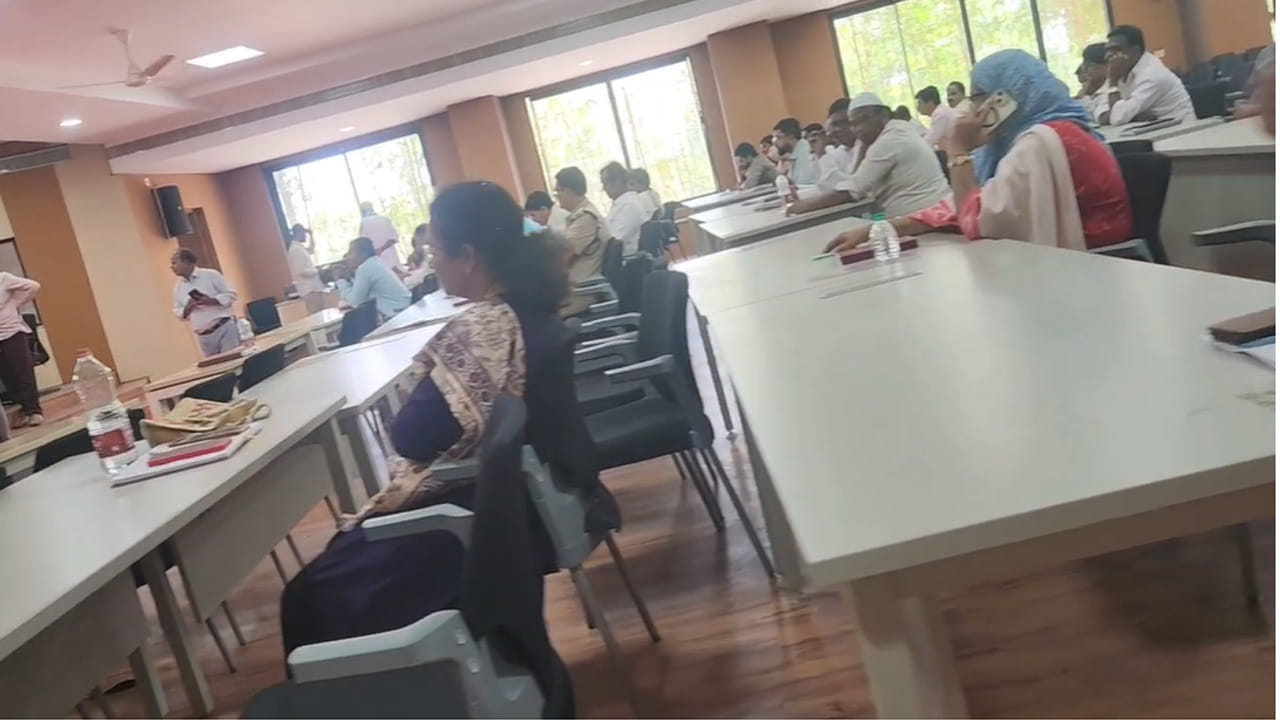 ప్రజల సమస్యలు పరిష్కరించే గొప్ప లక్ష్యంతో కూడిన కార్యక్రమంలో అధికారుల నిర్లక్ష్యం, అలసత్వం తాండవిస్తోంది. కలెక్టర్ హాజరైన ప్రజావాణి సమావేశంలోనూ అధికారులు ఇదే రకంగా వ్యవహరిస్తున్నారని అక్కడి సిబ్బంది చెబుతున్నారు. ఇప్పటికైనా ఉన్నతాధికారులు జోక్యం చేసుకోని ప్రజావాణి కార్యక్రమాన్ని సమర్ధవంతంగా నిర్వహించేందుకు చర్యలు తీసుకోవాలని డిమాండ్ చేస్తున్నారు. లేదంటే ప్రజల సమస్యల పరిష్కారం లక్ష్యంగా చేపట్టిన కార్యక్రమం ప్రాభవం కోల్పోయే ప్రమాదం ఉందని ప్రజాస్వామిక వాదులు హెచ్చరిస్తున్నారు.