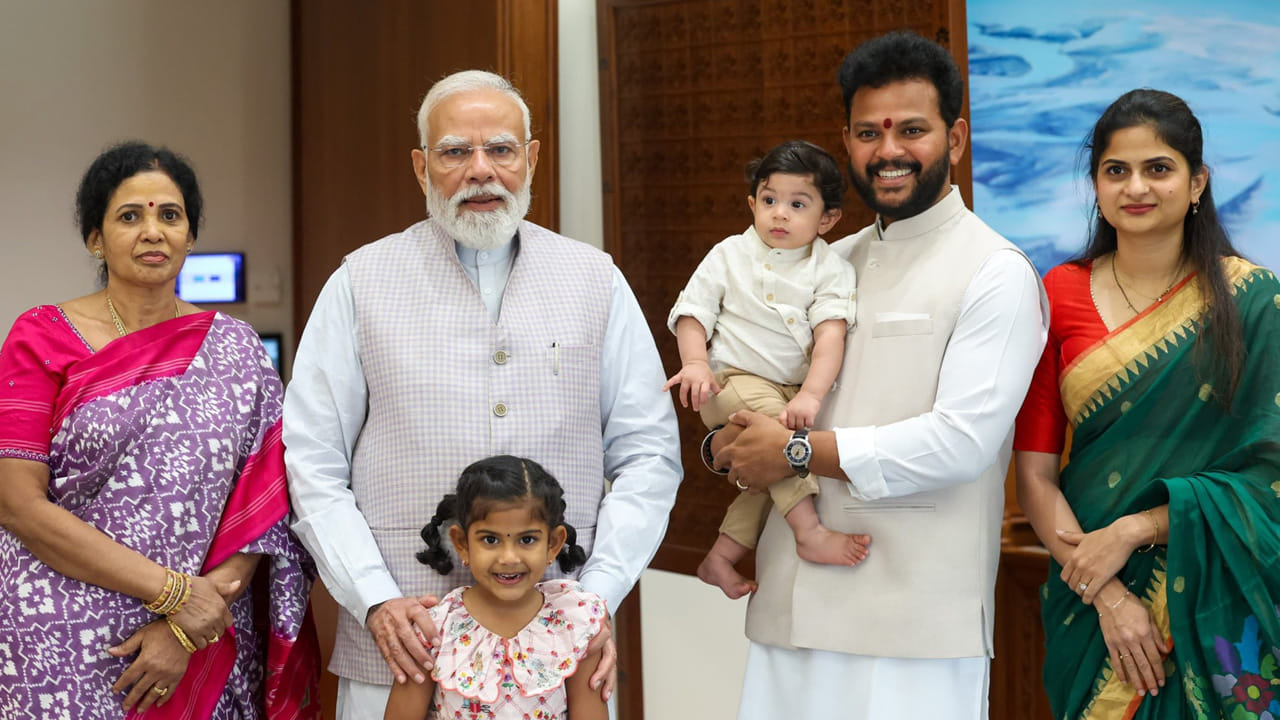 ముఖ్యంగా ఆయన తన కార్యాలయంలో ఒక బల్లపై పసి బాలుడిని కూర్చో బెట్టుకొని, తనతో ఆడుకుంటూ నవ్వుతూ కనిపించారు. అలాగే రెండు చేతులతో ఆ చంటి పిల్లాడిని జాగ్రత్తగా పట్టుకొని, కాసేపు ఆనందంగా ఆ పిల్లాడితో గడిపాడు. తనతో దిగిన ఫొటోస్ ఇన్ స్టాలో షేర్ చేయడంతో అవి వైరల్ అవుతున్నాయి.