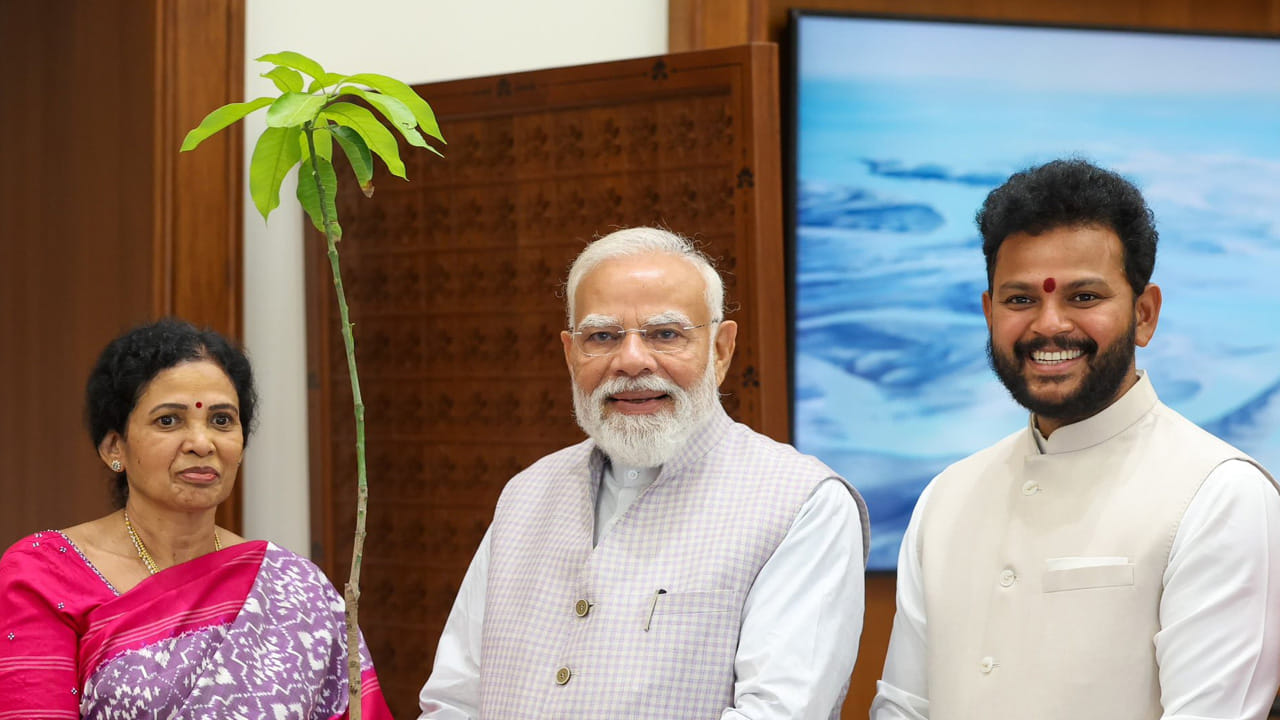 అయితే ఈ ఇద్దరు చిన్న పిల్లలు ఎవరో కాదు, కేంద్ర మంత్రి రామ్ మోహన్ నాయుడు కింజరాపు కుమారుడు, కుమార్తె. శని వారం కేంద్ర మంత్రి రామ్ మోహన్ నాయుడు తన ఎక్స్ పేజీలో ఒక నోట్ను పంచుకున్నాడు. అందులో ఇలా రాశారు.. ప్రధాన మంత్రి నరేంద్ర మోదీని కలిసే గౌరవం మా కుటుంబానికి లభించడం, నాకు, నాకుటుంబానికి ఇది నిజంగా చిరస్మరణీయమైన, భావోద్వేగభరితమైన క్షణం.ఆయన అసాధారణ వ్యక్తిత్వం, ఆప్యాయత మా కుటుంబంలోని మూడు తరాలను ఒకేలా ఆకట్టుకుంది. ప్రజల హృదయాల్లో ఆయన ఎందుకు అపారమైన ఆదరణ పొందారో ఆ క్షణంలో మరింత స్పష్టంగా తెలిసింది. తాను చూపిన ప్రేమ ఆప్యాయత మేము ఎప్పటికీ మర్చిపోము అంటూ ఆయన తెలియజేయడం జరిగింది.