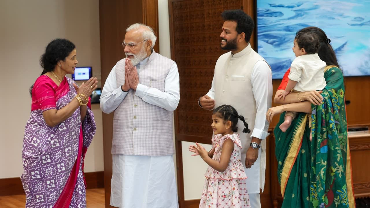 అలాగే చంటి పిల్లాడే కాకుండా రెండు జడలు వేసుకున్న ఓ బాలిక ఉన్న ఫొటోలను కూడా ఆయన తన ఇన్ స్టాలో షేర్ చేశారు. అందులో బాలిక ఆయనకు ఒక చిన్న పుస్తకం లేదా కార్డును అందిస్తూ కనిపించింది. అలాగే, తనతో కాసేపు నిలబడి మాట్లాడుతూ కనిపించింది. ప్రస్తుతం ఈ ఫొటోస్ సోషల్ మీడియాలో తెగ ట్రెండ్ అవుతున్నాయి.