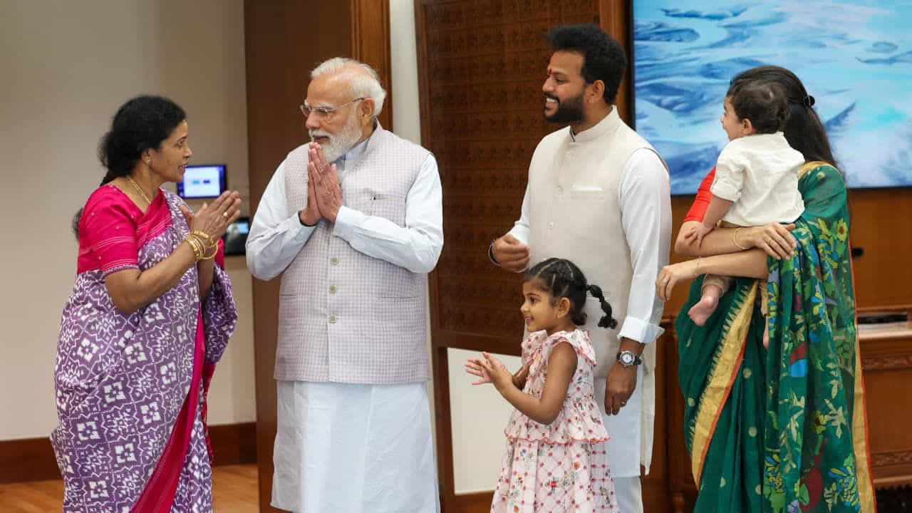 అలాగే చంటి పిల్లాడే కాకుండా రెండు జడలు వేసుకున్న ఓ బాలిక ఉన్న ఫొటోలను కూడా ఆయన తన ఇన్ స్టాలో షేర్ చేశారు. అందులో బాలిక ఆయనకు ఒక చిన్న పుస్తకం లేదా కార్డును అందిస్తూ కనిపించింది. అలాగే, తనతో కాసేపు నిలబడి మాట్లాడుతూ కనిపించింది. ప్రస్తుతం ఈ ఫొటోస్ సోషల్ మీడియాలో తెగ ట్రెండ్ అవుతున్నాయి.