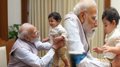 పిల్లలతో ఆడుకున్న PM మోదీ ఫోటోలు వైరల్..ఇంతకీ ఆ పిల్లలు ఎవరు?