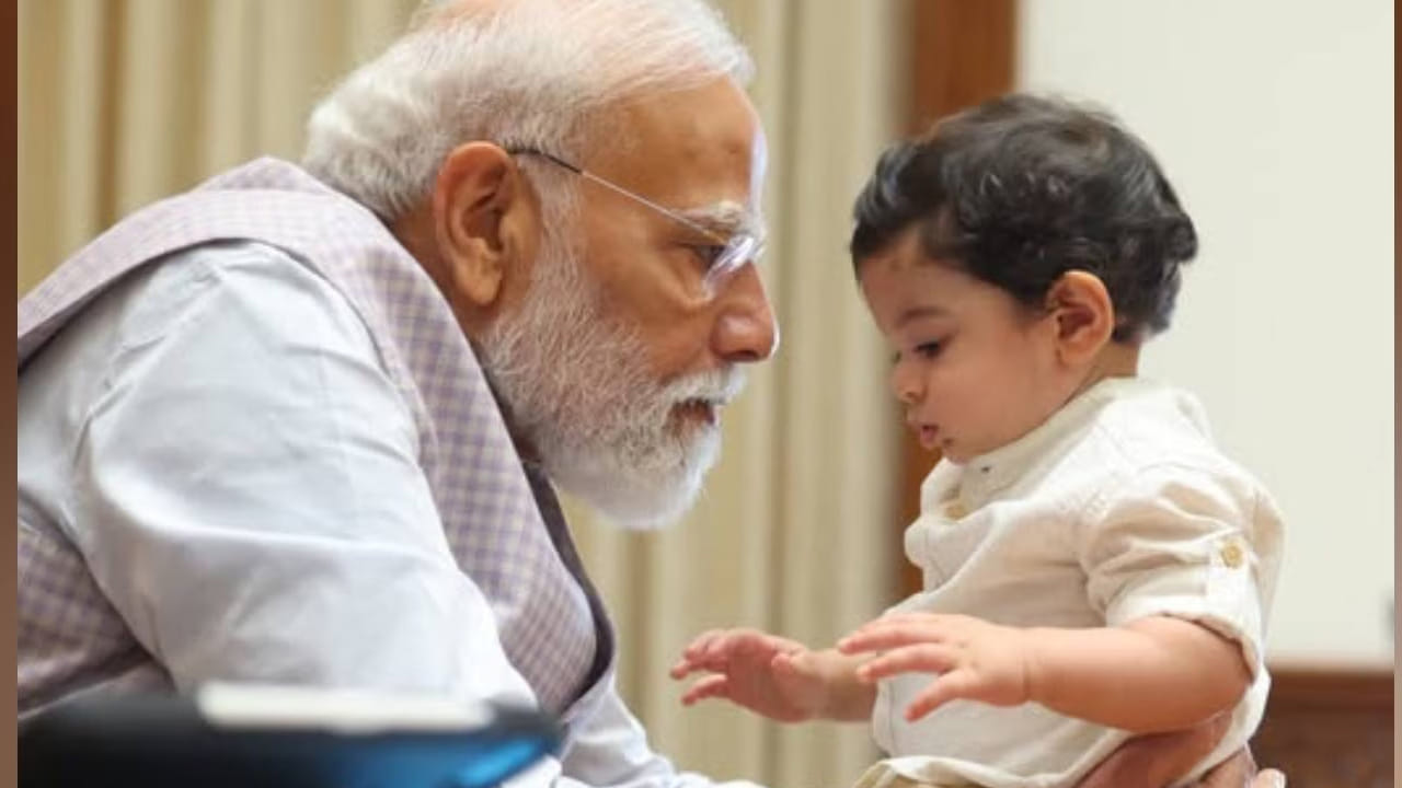 మోదీ ఇన్ స్టాలో ఈ ఫొటోలు షేర్ చేయగా ఇవి సోషల్ మీడియాలో తెగ వైరల్ అవుతున్నాయి. ముఖ్యంగా ప్రతి ఒక్కరినీ ఈ ఫొటోస్ ఆకట్టుకుంటున్నాయి. అందులో మోదీ చిన్న పిల్లాడిలా మారి వారితో ఆనందంగా గడిపారు.