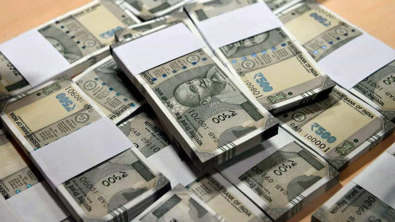 ఈ కేసు 2022లోది.. కానీ లీగల్ బ్యాటిల్లో గెలవడానికి నాలుగేళ్లు పట్టింది. ఈ ఏడాది జనవరిలో కథ సుఖాంతమైంది. మరి అదేంటంటే.. స్టాక్ మార్కెట్లో ట్రేడింగ్ చేసే ప్రతి ఒక్కరికీ ఒక కల ఉంటుంది.. "ఒక్కసారి పెద్ద మొత్తంలో క్యాపిటల్ చేతికి వస్తే బాగుండు" అని. 2018లో మహారాష్ట్రకు చెందిన రాజ్ గురు అనే సామాన్య ట్రేడర్ విషయంలో ఆ కల నిజమైంది. కాకపోతే అది అతనికి అదృష్టమో లేక విధి ఆడిన వింత నాటకమో అర్థం కావడానికి అతనికి కొంచెం సమయం పట్టింది.