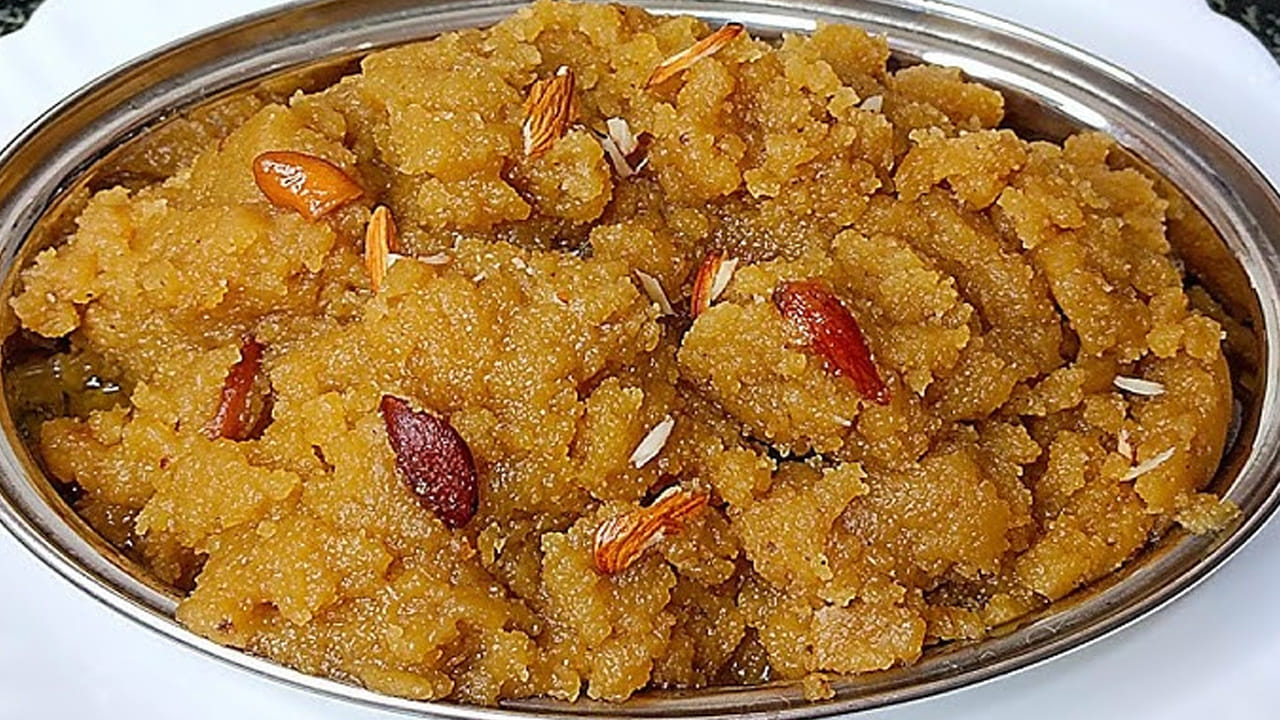 పెసరపప్పు హల్వా: పెసరపప్పుతో కేవలం కారం వంటకాలే కాకుండా తీపి పదార్థాలు కూడా చేయవచ్చు. పెసరపప్పును శుభ్రం చేసి, నీటిలో ఉడికించి మెత్తగా చేయాలి. మెత్తగా చేసిన పెసరపప్పు మిశ్రమాన్ని బెల్లం పాకంలో వేసి బాగా కలపాలి. జీడిపప్పును వేయించి, బాదం పొడి, యాలకుల పొడి, కుంకుమపువ్వు వేసి బాగా కలపాలి. ఒక నాన్-స్టిక్ పాన్‌లో నెయ్యి వేసి వేడి చేయాలి. దీనిలో కలిపి ఉంచిన మిశ్రమాన్ని వేసి నెమ్మదిగా వేయించాలి. హల్వా కాస్త చిక్కబడిన తర్వాత దింపి, వడ్డించాలి. ఇది పిల్లలకు ఎంతో బలాన్నిస్తుంది. 