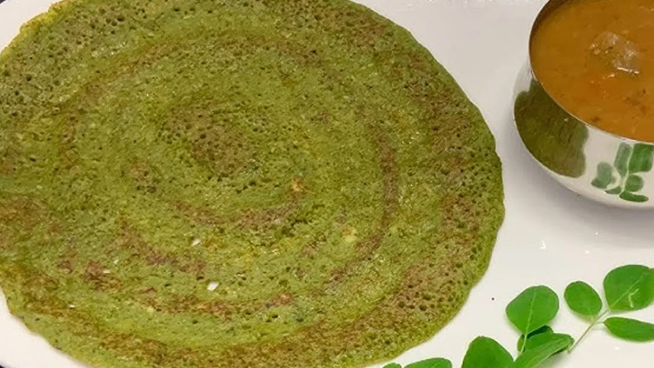 పెసరట్టు (Moong Dal Chilla): పిల్లలకు బ్రేక్‌ఫాస్ట్‌లో దోశలకు బదులుగా పెసరట్టు వేసి ఇవ్వండి. పెసరపప్పును నానబెట్టి, అల్లం, పచ్చిమిర్చితో కలిపి రుబ్బి దోశల్లా వేస్తే చాలా రుచిగా ఉంటుంది. ఇందులో పన్నీర్ లేదా కూరగాయల తురుము కలిపితే మరింత పోషకాలు అందుతాయి. పచ్చి పెసలను బియ్యం, బొంబాయి రవ్వతో పాటు రాత్రంతా నానబెట్టుకుని, ఉదయాన్నే వాటిని మెత్తగా రుబ్బుకుని దోసెలు వేసుకోవచ్చు.. ఇవి చాలా రుచిగా ఉంటాయి. 
