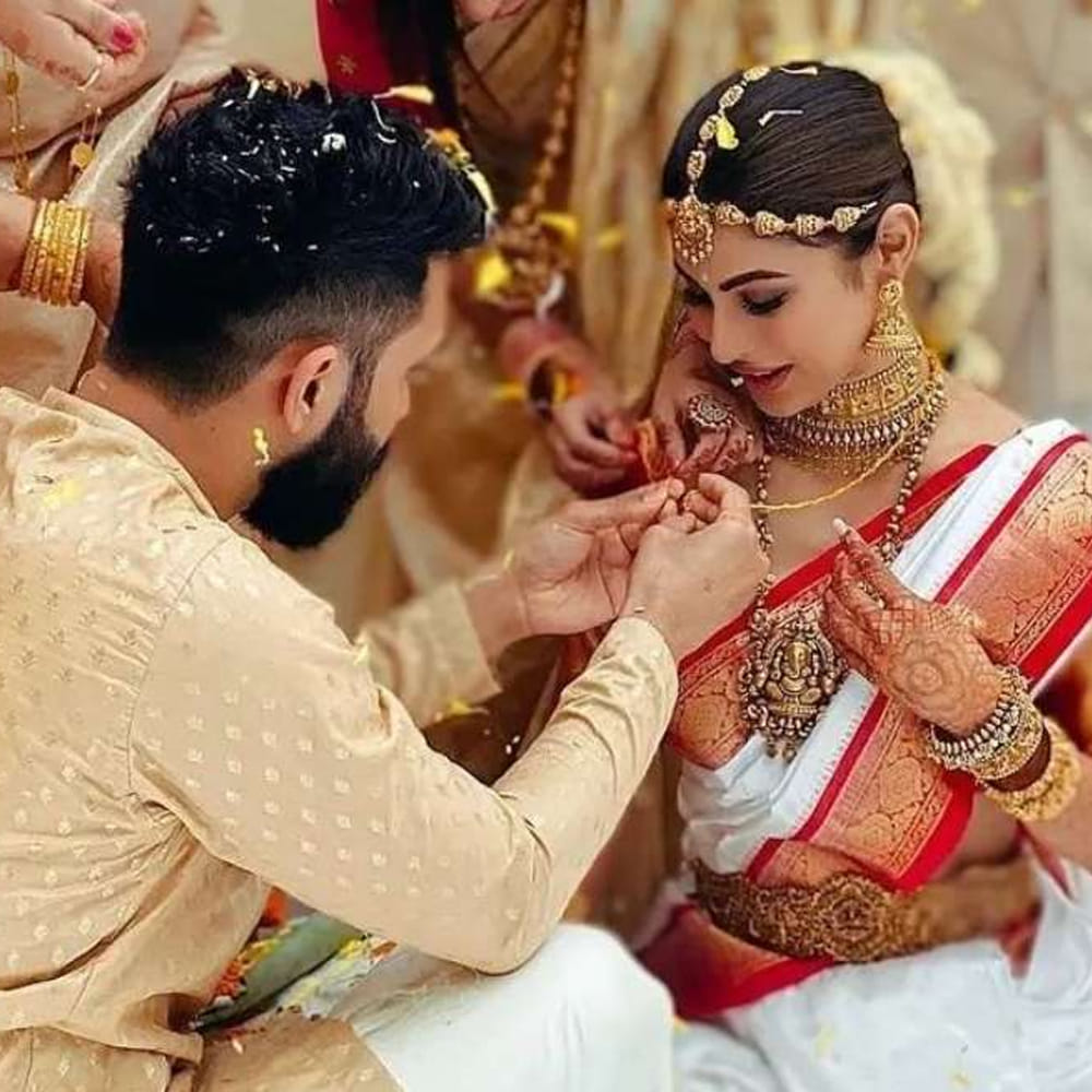 ఇక ఇప్పుడు మౌనీ రాయ్ రియాక్ట్ కావడంతో ఈ రూమర్స్ పై ఓ క్లారిటీ వచ్చేసింది. మౌనీ రాయ్, దుబాయ్ కేంద్రంగా పనిచేసే వ్యాపారవేత్త సూరజ్ నంబియార్‌ను 2022, జనవరిలో గోవాలో ఘనంగా వివాహం చేసుకున్నారు. మలయాళీ , బెంగాలీ సంప్రదాయాల్లో జరిగిన వీరి వివాహ వేడుక అప్పట్లో ఒక ట్రెండ్ సెట్టర్. పెళ్లయినప్పటి నుండి ఈ జంట ఎంతో అన్యోన్యంగా కనిపిస్తూ, తరచూ విదేశీ ప్రయాణాలకు సంబంధించిన ఫోటోలను షేర్ చేసేవారు. అయితే, గత కొంతకాలంగా వీరి మధ్య విభేదాలు తలెత్తాయని బాలీవుడ్ వర్గాల్లో చర్చ జరుగుతోంది.