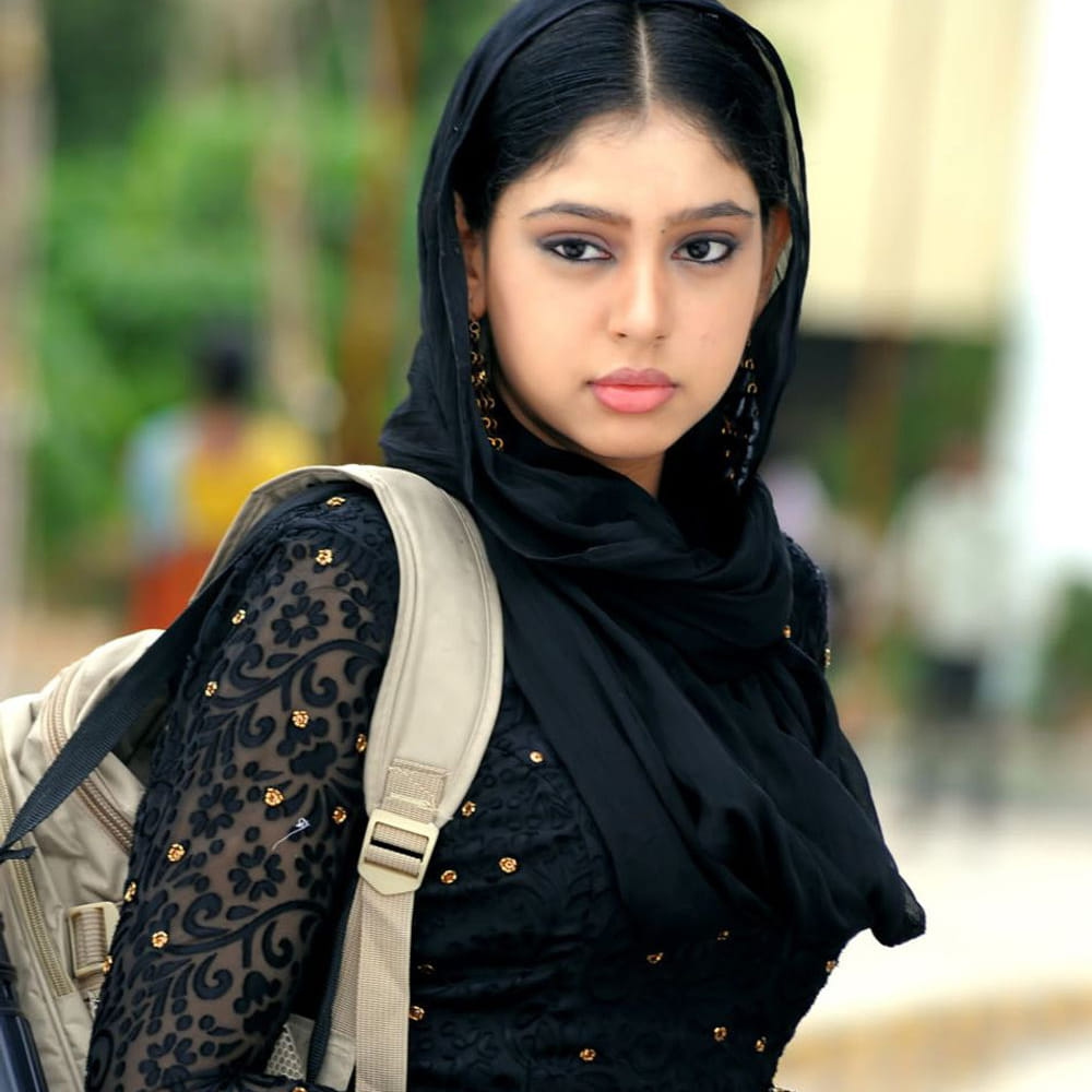 నితి టేలర్ తొలి సినిమాతోనే కుర్రాళ్ళ మనసు దోచేసింది. ఈ చిన్నది తన అందంతో ప్రేక్షకులను కట్టిపడేసింది. ఆతర్వాత బాలీవుడ్‌లో నటించింది ఈ చిన్నది. అయితే ఇప్పుడు ఈ అమ్మడు ఎలా ఉంది అని తెలుసుకోవడానికి నెటిజన్స్ సోషల్ మీడియాలో గాలిస్తున్నారు. మేం వయసుకు వచ్చాం సినిమాలో క్యూట్ లుక్స్‌తో ఆకట్టుకున్న ఈ చిన్నది. ఇప్పుడు హాట్‌లుక్‌లోకి మారిపోయింది.