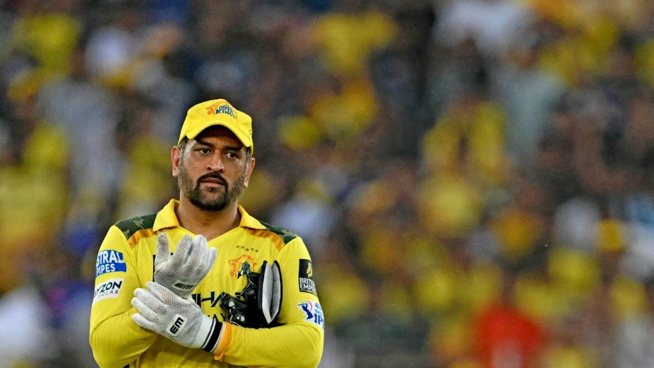 Dhoni Retirement Hints: ఐపీఎల్ 2026 సీజన్‌లో భాగంగా మే 18న చెన్నై సూపర్ కింగ్స్ తమ హోమ్ గ్రౌండ్ అయిన చెపాక్ స్టేడియంలో సన్‌రైజర్స్ హైదరాబాద్‌తో తలపడనుంది. రుతురాజ్ గైక్వాడ్ నాయకత్వంలోని సిఎస్‌కె జట్టుకు ఈ సీజన్‌లో సొంత మైదానంలో ఇదే చివరి లీగ్ మ్యాచ్. పిక్క గాయం (Calf Injury) కారణంగా ధోనీ ఈ సీజన్‌లో ఇప్పటివరకు ఒక్క మ్యాచ్ కూడా ఆడలేదు. అయితే, సొంత అభిమానుల ముందు జరిగే ఈ ఆఖరి మ్యాచ్‌లో ధోనీ బరిలోకి దిగుతాడని, ఇదే ఆయనకు వీడ్కోలు మ్యాచ్ అవుతుందని కోట్లాది మంది అభిమానులు ఆశగా ఎదురుచూస్తున్నారు. ఈ నేపథ్యంలో ధోనీ ఐపీఎల్ రిటైర్మెంట్ గురించిన చర్చ ఒక్కసారిగా ఊపందుకుంది.