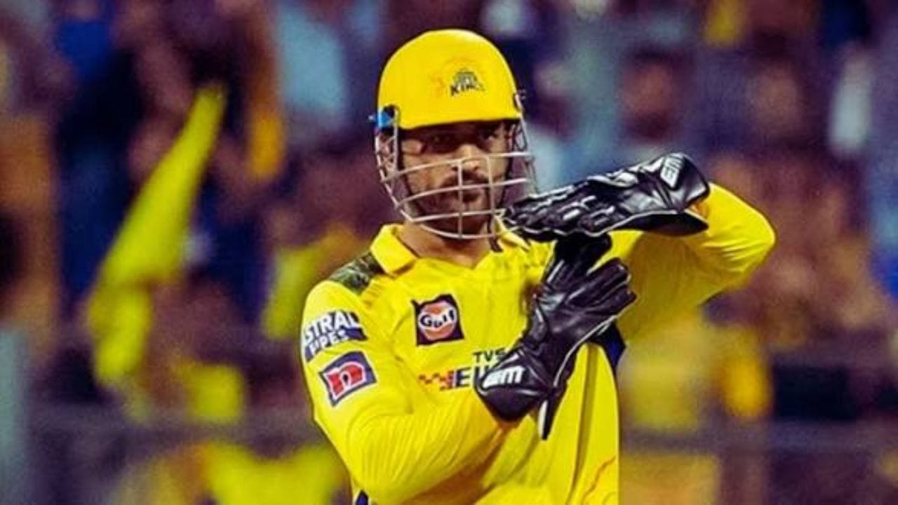 అయితే, సన్‌రైజర్స్‌తో మ్యాచ్ ద్వారా ధోనీ పునరాగమనం చేస్తాడని భావిస్తున్న తరుణంలో కథలో సరికొత్త ట్విస్ట్ వెలుగులోకి వచ్చింది. ప్రముఖ స్పోర్ట్స్ జర్నలిస్ట్ రోహిత్ జుగ్లాన్ కథనం ప్రకారం.. ధోనీకి తాజాగా వేలి గాయం అయింది. దీనివల్ల హైదరాబాద్‌తో జరిగే కీలక మ్యాచ్‌కు కూడా ఆయన దూరం కాక తప్పదని తెలుస్తోంది.
