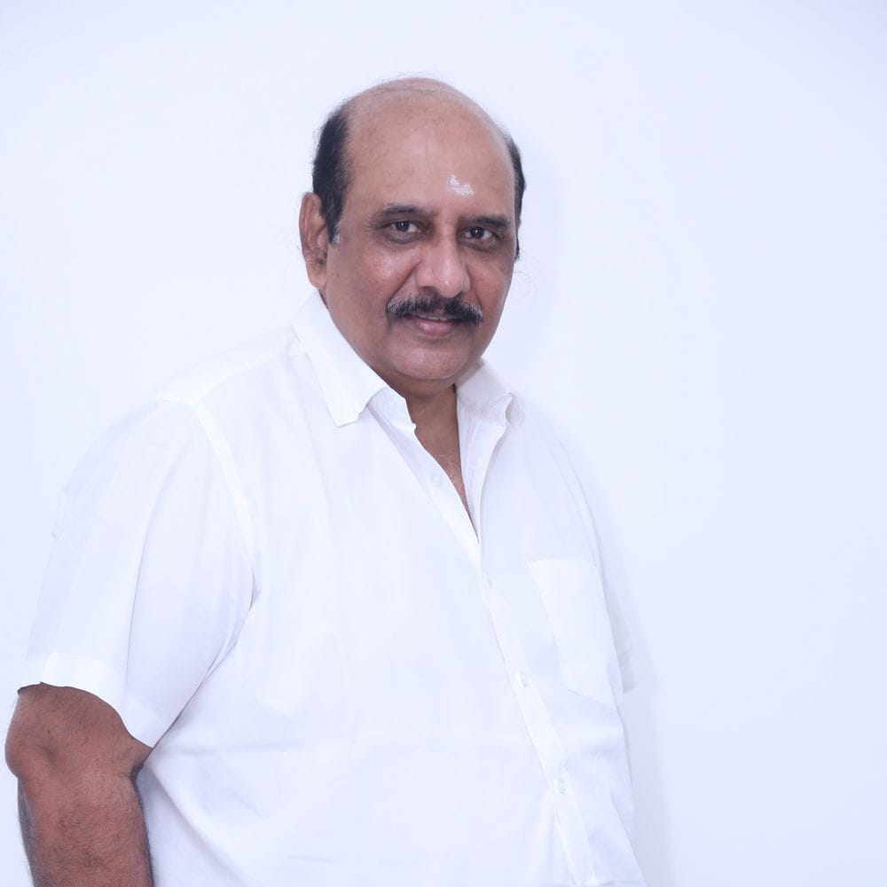 వెంకటేష్ కథ పూర్తిగా వినకుండానే ఓకే చేసిన ఈ సినిమాకు చివరి అరగంట సరిగా కుదరలేదని దర్శకుడు పేర్కొన్నారు. కోడి రామకృష్ణ వంటి బిజీయెస్ట్ దర్శకులతో పనిచేసేటప్పుడు, షూటింగ్ జరుగుతున్న కొలది సన్నివేశాలను అల్లుకుంటూ వెళ్లే శైలి వల్ల కొన్నిసార్లు ఇలాంటి సవాళ్లు వస్తాయని వివరించారు.