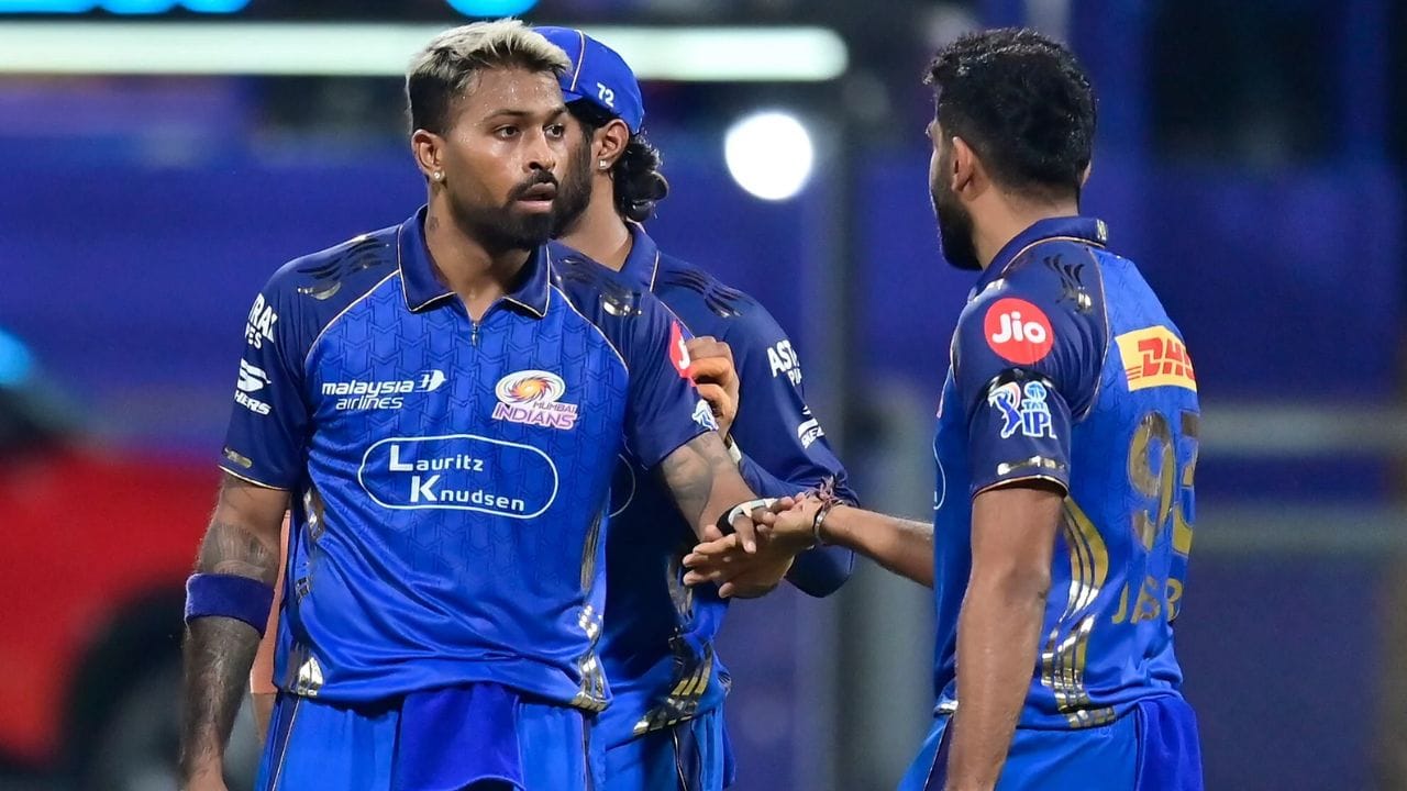 ఇలాంటి క్లిష్ట పరిస్థితుల్లో కోల్‌కతా నైట్ రైడర్స్, రాజస్థాన్ రాయల్స్‌తో జరగబోయే తమ చివరి లీగ్ మ్యాచ్‌లలో ముంబై ఇండియన్స్ కేవలం తమ గౌరవాన్ని కాపాడుకోవడం కోసమే బరిలోకి దిగనుంది. కనీసం చివరి మ్యాచ్‌ల్లోనైనా గెలిచి టోర్నీని గౌరవప్రదంగా ముగించాలని అభిమానులు ఆశిస్తున్నారు. సంచలన ఆటగాళ్లతో కాగితం మీద ఎంతో బలంగా కనిపించిన ముంబై ఇండియన్స్, మైదానంలో మాత్రం ఘోరంగా విఫలమైంది. ఆటగాళ్ల ఫామ్ లేమి ఒక ఎత్తయితే, కీలక సమయంలో వెంటాడిన గాయాలు జట్టును పూర్తిగా కోలుకోకుండా చేశాయి. ఈ ఐపీఎల్ సీజన్ ముంబై జట్టుకు ఒక చేదు జ్ఞాపకంగా మిగిలిపోతుందనడంలో ఎలాంటి సందేహం లేదు.