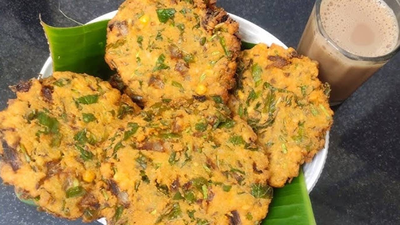 ఆ తరవాత చేతికి కొంచం ఆయిల్ రాసుకుని గారెల మాదిరి కొద్దీ కొద్దిగా పిండిని తీసి మధ్యలో చిన్న రంధ్రం చేసి నూనెలో వేయాలి.
ఇవి ఒక వైపు బాగా కాలిన తరవాత ఇంకో వైపు కూడా గోల్డ్ కలర్లోకి మారే  వరకు బాగా  వేయించాలి. ఇంకా వేడివేడిగా కొబ్బరి చట్నీ కానీ ..  అల్లం చట్నీతో  కానీ దీనిని తింటే ఇంకాసూపర్ టేస్ట్‌గా వస్తుంది. 
