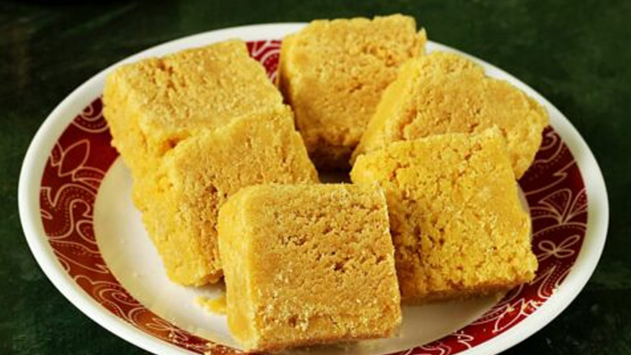 చిన్న పిల్లల నుంచి పెద్ద వారి వరకు ప్రతి ఒక్కరూ మైసూర్ పాక్ ఇష్టంగా తింటారు. అంతే కాకుండా, ఇంటిలో ఏ చిన్న శుభకార్యం అయినా సరే తప్పకుండా మైసూర్ పాక్ ఉండాల్సిందే. ప్రతి చిన్న చిన్న ఈవెంట్‌లో కూడా ఈ స్వీట్ ఉంటుంది. అయితే అందరూ మెచ్చే టేస్టీ టేస్టీ మైసూర్ పాక్ ఇంటిలోనే చాలా సులభంగా ఎలా చేయాలో ఇప్పుడు చూసేద్దాం.