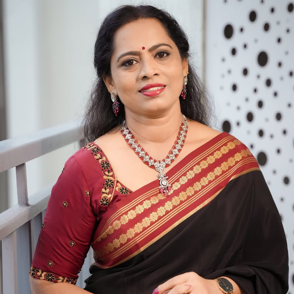 ఈ సినిమాలో ఆమె పోషించిన 'చాందిని' పాత్ర మాస్ ప్రేక్షకులకు బాగా కనెక్ట్ అయ్యింది. ఆ తర్వాత 'డిస్కో రాజా', 'సోలో బ్రతుకే సో బెటర్', 'అల్లుడు అదుర్స్' వంటి చిత్రాలతో అలరించింది. అయితే, గత కొంతకాలంగా నభా నటేష్ వెండితెరకు కాస్త దూరంగా ఉంటున్నారు. ఒక ప్రమాదం కారణంగా ఆమె భుజానికి తీవ్ర గాయమైంది. ఆ క్లిష్ట సమయంలో తన కుటుంబం, ముఖ్యంగా తన తల్లి తనకు అండగా నిలిచారని నభా గతంలోనే వెల్లడించారు. సుదీర్ఘ విరామం తర్వాత ఇప్పుడు ఆమె మళ్ళీ పూర్తి ఆరోగ్యంతో సినిమాల్లోకి రీ-ఎంట్రీ ఇచ్చింది. ప్రస్తుతం ఆమె నిఖిల్ సరసన 'స్వయంభూ' వంటి క్రేజీ ప్రాజెక్టులలో నటిస్తున్నారు.
