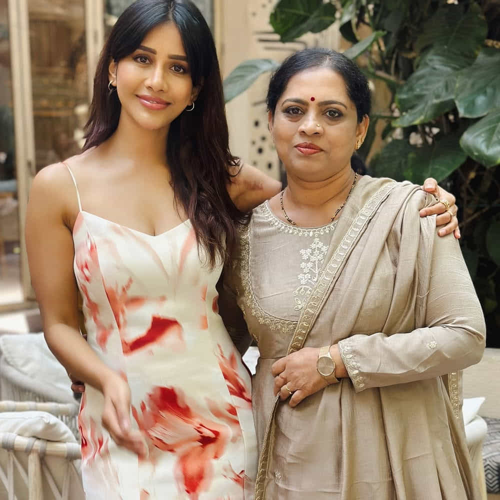 "నువ్వే నా ప్రపంచం.. నా ప్రతి విజయానికి స్ఫూర్తి నువ్వే" అనే అర్థం వచ్చేలా ఆమె తన పోస్ట్కు క్యాప్షన్ ఇచ్చారు. తన ఎదుగుదలలో తల్లి పోషించిన పాత్రను, ఆమె అందించిన ప్రోత్సాహాన్ని నభా ఈ సందర్భంగా గుర్తు చేసుకున్నారు. ఈ ఫోటోలు చూసిన అభిమానులు "లైక్"ల వర్షం కురిపిస్తూ, నభా తల్లికి కూడా మాతృదినోత్సవ శుభాకాంక్షలు చెబుతున్నారు. 'నన్ను దోచుకుందువటే' సినిమాతో తెలుగు ప్రేక్షకులకు పరిచయమైన ఈ కన్నడ సౌందర్యం, పూరీ జగన్నాథ్ దర్శకత్వంలో వచ్చిన 'ఇస్మార్ట్ శంకర్' చిత్రంతో ఓవర్ నైట్ స్టార్డమ్ సంపాదించుకుంది.