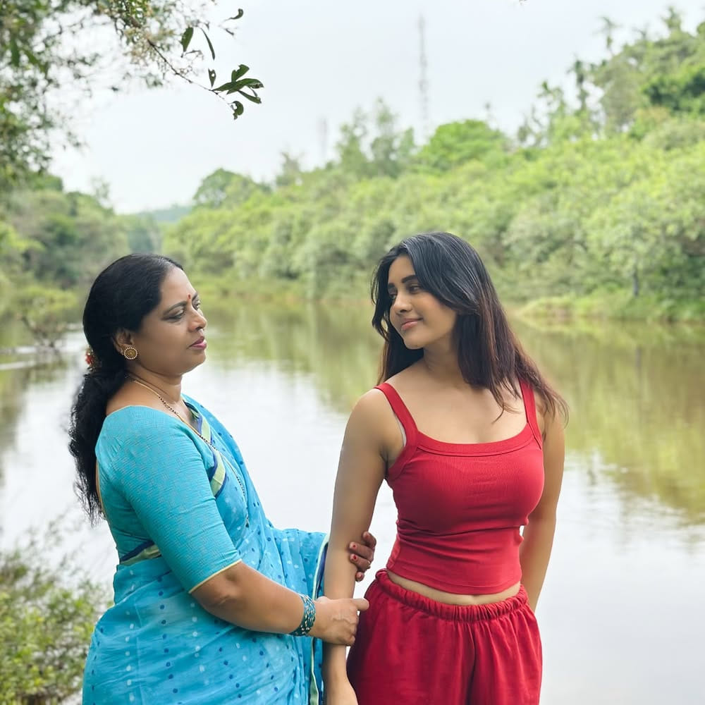 ఎంత ఎదిగినా అమ్మ ఒడిలో తాము చిన్నపిల్లలమే అని నభా నటేష్ షేర్ చేసిన ఫోటోలు నిరూపిస్తున్నాయి. గ్లామర్ ప్రపంచంలో బిజీగా ఉన్నప్పటికీ, తన మూలాలను మర్చిపోకుండా తల్లి పట్ల ఆమె చూపిస్తున్న ఈ గౌరవం , ప్రేమ నెటిజన్ల మనసు గెలుచుకుంటోంది. నభా నటేష్ మళ్ళీ తన సెకండ్ ఇన్నింగ్స్‌లో మరిన్ని విజయాలు అందుకోవాలని ఆమె అభిమానులు కోరుకుంటున్నారు. నభా నటేష్ కెరీర్ మోడలింగ్‌తో ప్రారంభమైంది. సినీ రంగంలోకి రాకముందే ఆమె ఫెమినా మిస్ ఇండియా బెంగళూరు పోటీలలో ఫైనలిస్ట్‌గా నిలిచారు. తన అందం , కమ్యూనికేషన్ స్కిల్స్‌తో మోడలింగ్ రంగంలో మంచి గుర్తింపు తెచ్చుకున్న తర్వాతే ఆమె నటన వైపు అడుగులు వేశారు.