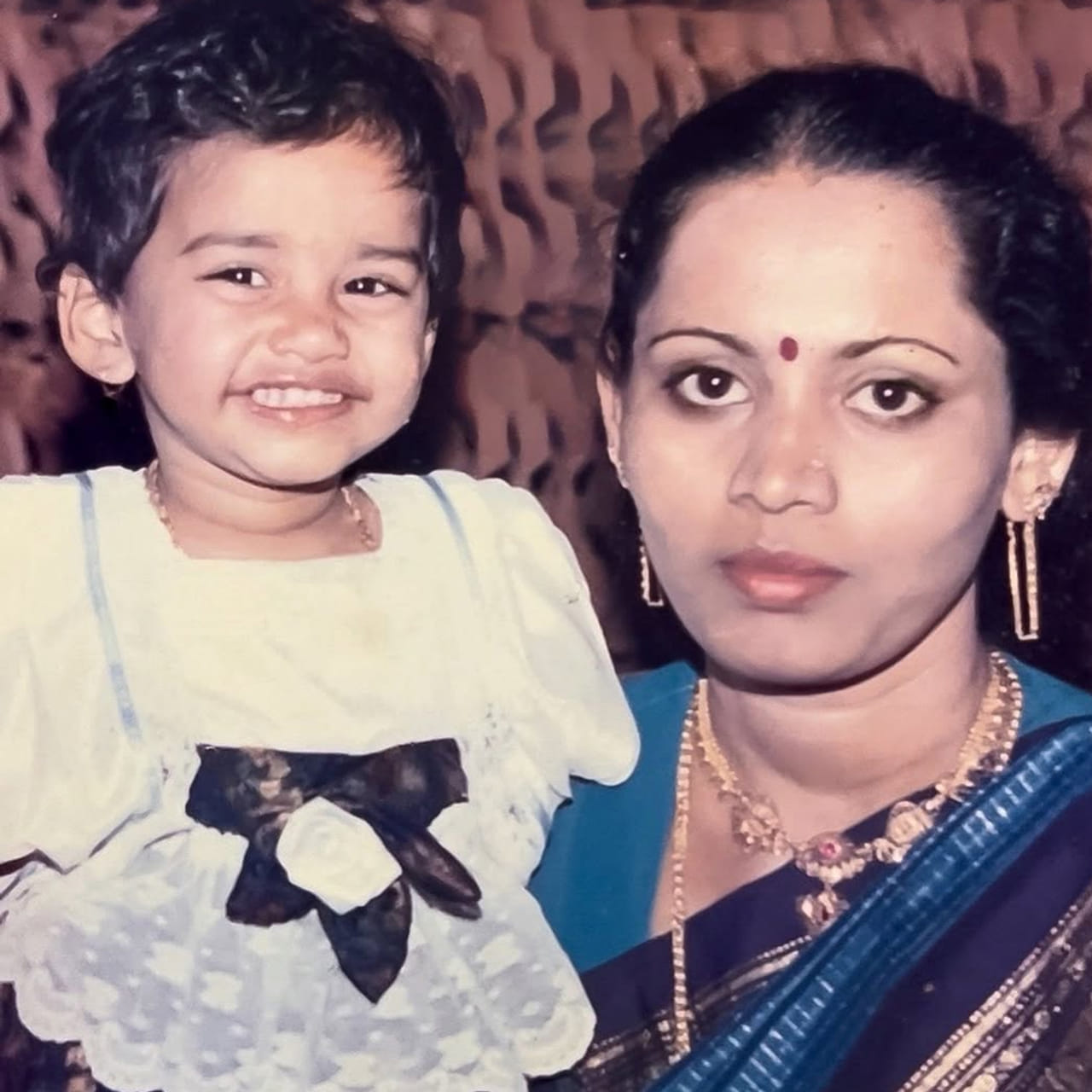 ప్రతి ఒక్కరి జీవితంలో అమ్మ పాత్ర వెలకట్టలేనిది. సినీ తారలు కూడా ఇందుకు మినహాయింపు కాదు. మాతృదినోత్సవం నాడు టాలీవుడ్ ప్రముఖులు తమ తల్లులకు శుభాకాంక్షలు తెలుపుతూ పాత జ్ఞాపకాలను గుర్తు చేసుకున్నారు. ఈ క్రమంలోనే నభా నటేష్ తన తల్లితో కలిసి ఉన్న కొన్ని అరుదైన , క్యూట్ ఫోటోలను ఇన్‌స్టాగ్రామ్‌లో పంచుకున్నారు. ఈ ఫోటోలలో తల్లికూతుళ్ల మధ్య ఉన్న అనుబంధం స్పష్టంగా కనిపిస్తోంది. నభా షేర్ చేసిన ఈ చిత్రాలలో కొన్ని ఆమె చిన్ననాటి ఫోటోలు ఉండగా, మరికొన్ని ప్రస్తుతానికి సంబంధించినవి. నభా నటేష్ సోషల్ మీడియాలో చాలా యాక్టివ్‌గా ఉంటారు. తన షూటింగ్ విశేషాలు, ఫోటోషూట్‌లు,  వ్యక్తిగత జీవితానికి సంబంధించిన విషయాలను ఫ్యాన్స్‌తో పంచుకుంటారు.