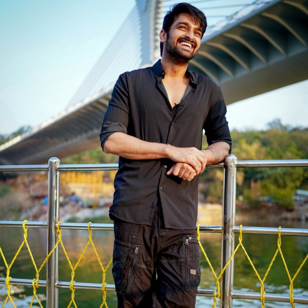 ఇంటర్వ్యూలో తన పర్సనల్ లైఫ్ గురించి మాట్లాడుతూ, టాలీవుడ్ యంగ్ హీరో నాగశౌర్య తన మొదటి క్రష్ అని అనన్య వెల్లడించింది. తన చిన్నతనంలో అల్లు అర్జున్, మహేష్ బాబు, ప్రభాస్ సినిమాలు చూస్తూ పెరిగానని, వారి సినిమాలంటే తనకు చాలా ఇష్టమని చెప్పుకొచ్చింది. అయితే, ఇండస్ట్రీలో ప్రత్యేకంగా క్రష్ ఎవరైనా ఉన్నారా అంటే మాత్రం నాగశౌర్య పేరును ఆమె ప్రస్తావించింది. తనకు కాబోయే లైఫ్ పార్టనర్ ఎలా ఉండాలనే విషయంపై కూడా అనన్య క్లారిటీ ఇచ్చింది.