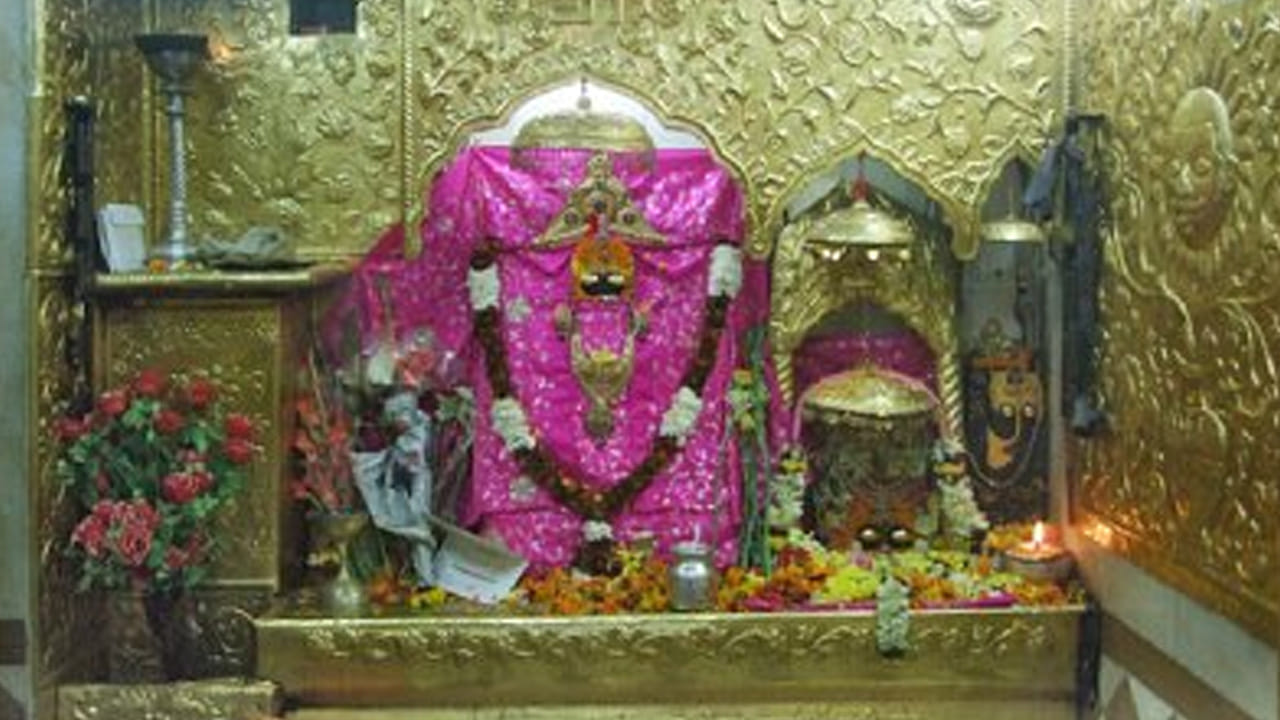ఉత్తరాఖండ్‌లోని నైనిటాల్‌ జిల్లాలో నైనీ సరస్సు ఒడ్డున వెలసిన నైనా దేవి ఆలయం 51 శక్తి పీఠాలలో ఒకటి. ఈ ఆలయానికి ఉన్న అతిపెద్ద విశేషం ఏమిటంటే, ఇక్కడ దేవతకు పూర్తి విగ్రహం ఉండదు. కేవలం అమ్మవారి నేత్రాలను (కళ్లను) మాత్రమే భక్తులు పూజిస్తారు. పురాణాల ప్రకారం, సతీదేవి నేత్రం ఇక్కడ పడటం వల్ల ఈ ప్రాంతానికి 'నైనిటాల్' అనే పేరు వచ్చింది. 