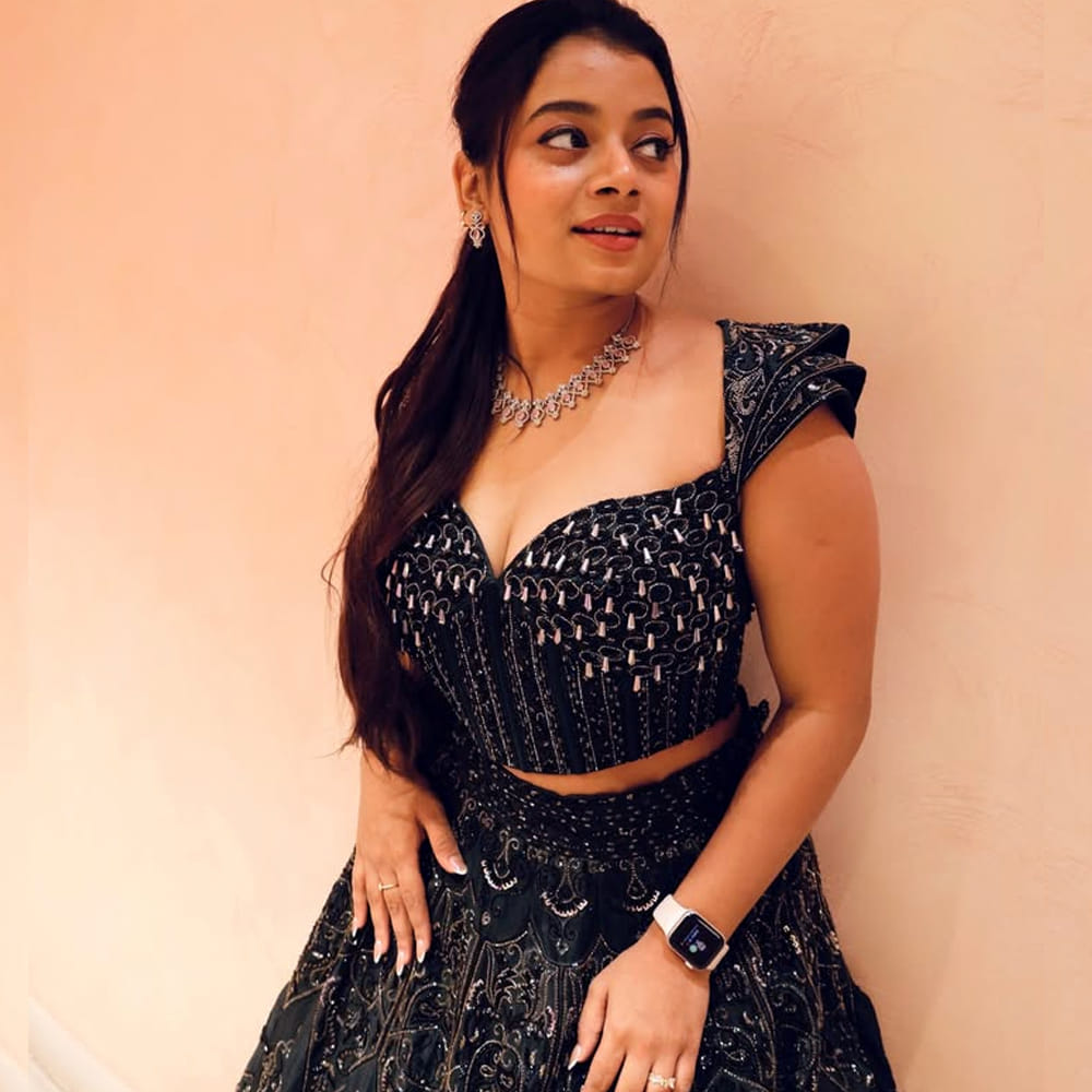 కొన్ని నిర్మాణ సంస్థలు నేరుగా కాకపోయినా, కాస్టింగ్ చూసుకునే వ్యక్తుల ద్వారా "కాంప్రమైజ్" కావడానికి సిద్ధమా అనే ఆప్షన్‌ను వాట్స్ అప్ సందేశాల ద్వారా పంపేవారని తెలిపారు. రెడీ టు కాంప్రమైజ్, ఎస్ ఆర్ నో వంటి ప్రశ్నలు చాలా సాధారణం అయిపోయాయని, ఇది తమకు షాకింగ్‌గా అనిపించినా, వాటిని విస్మరించి "క్లీన్ ప్రాజెక్టులు" కోసం ఎదురు చూస్తున్నానని నైనిక స్పష్టం చేశారు. సినిమాను సీరియస్‌గా తీసుకునే నిజమైన, ప్రొఫెషనల్ నిర్మాణ సంస్థలు మాత్రమే "క్లీన్" ప్రాజెక్టులను అందిస్తాయని ఆమె అభిప్రాయపడ్డారు.