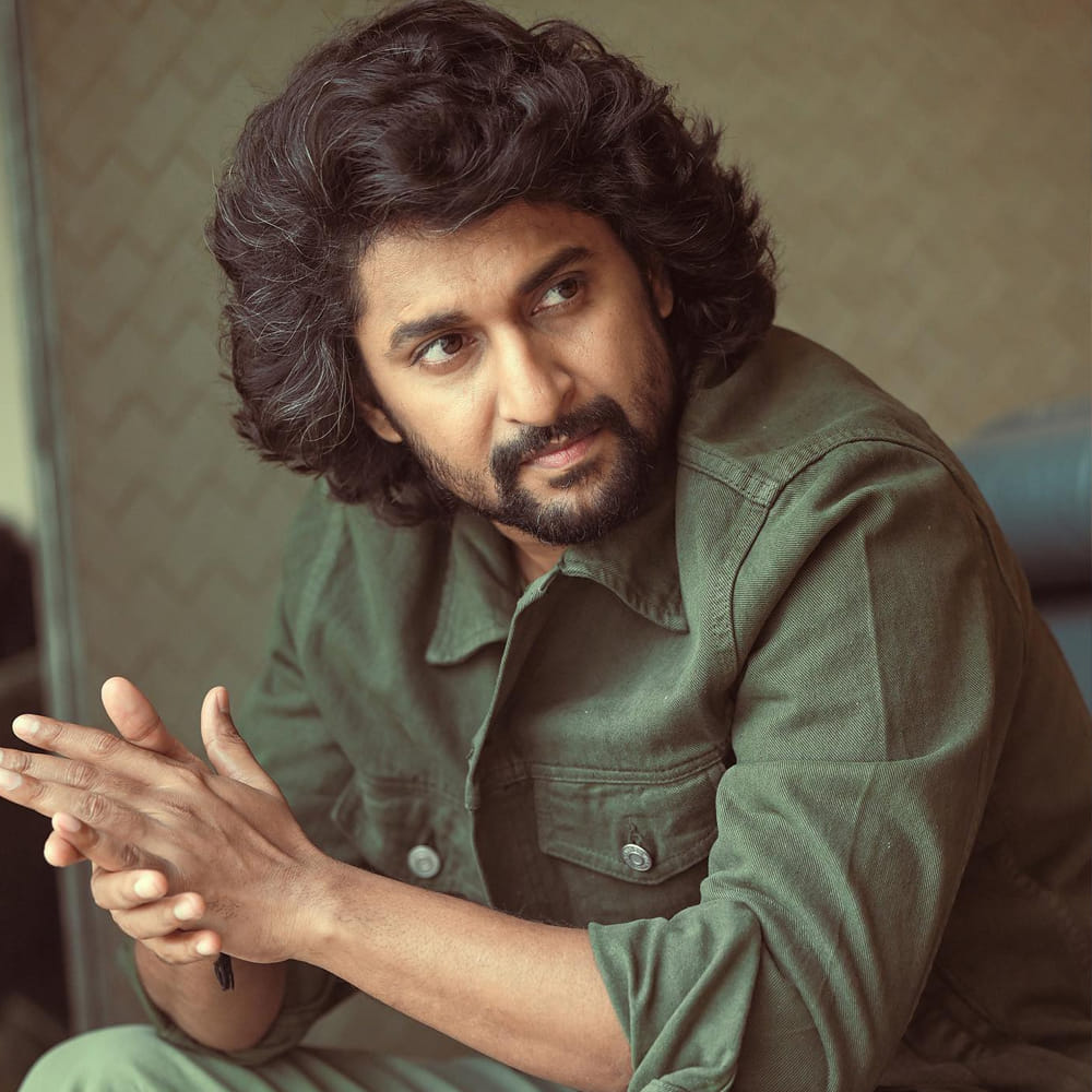 తెలుగు చలనచిత్ర పరిశ్రమలో అగ్ర కథానాయకుడిగా తనకంటూ ప్రత్యేక గుర్తింపు తెచ్చుకున్నారు న్యాచురల్ స్టార్ నాని. విభిన్న కంటెంట్ చిత్రాలను ఎంచుకుంటూ సహజ నటనతో, ఆకట్టుకునే రూపంతో తెలుగు ప్రేక్షకుల హృదయాలు గెలుచుకున్నారు. ఎలాంటి ఫిల్మ్ బ్యాగ్రౌండ్ లేకుండానే ఇండస్ట్రీలోకి అడుగుపెట్టి తనదైన ముద్ర వేశారు. ఇటీవలే హిట్ 3 సినిమాతో భారీ విజయాన్ని అందుకున్న నాని ప్రస్తుతం ప్యారడైజ్ చిత్రీకరణలో బిజీగా ఉన్నారు. ఈ క్రమంలోనే గతంలో ఓ ఇంటర్వ్యూలో పాల్గొన్న నాని తనకు ఇష్టమైన హీరోయిన్ ఎవరనే విషయాన్ని బయటపెట్టారు. 