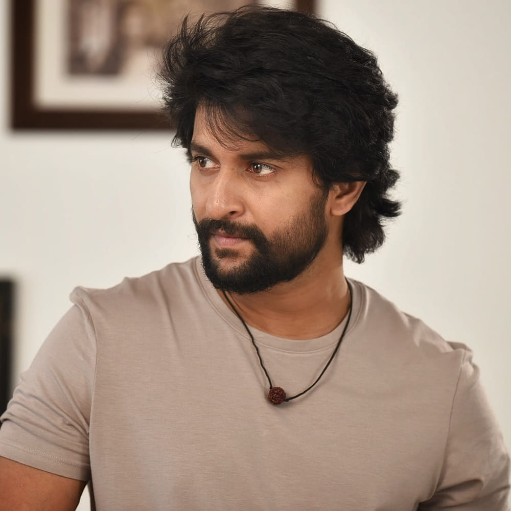  ఎస్.ఎల్.వి సినిమాస్ పతాకంపై సుధాకర్ చెరుకూరి నిర్మిస్తున్న ఈ చిత్రానికి రాక్‌స్టార్ అనిరుధ్ రవిచందర్ సంగీతం అందిస్తున్నారు. ఈ సినిమాలో నాని సరసన కాయాడు లోహర్ హీరోయిన్‌గా నటిస్తుండగా, కీలక పాత్రల్లో కలెక్షన్ కింగ్ మోహన్ బాబు, రాఘవ్ జుయాల్ నటిస్తున్నారు. ఇప్పటికే 100 రోజులకు పైగా షూటింగ్ విజయవంతంగా పూర్తి చేసుకున్న ఈ చిత్రం ఎలాంటి రీషూట్లు లేకుండా, అనుకున్న ప్లాన్ ప్రకారమే సాగుతోందని మేకర్స్ స్పష్టం చేశారు. నాని కెరీర్‌లోనే ఇదొక మైలురాయిగా నిలిచిపోతుందని అభిమానులు ఆశిస్తున్నారు.