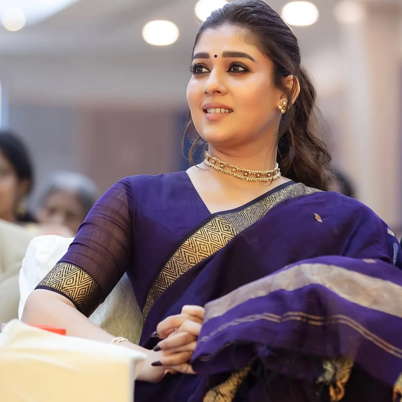టాలీవుడ్ లో లేడీ సూపర్ స్టార్ అంటే టక్కున గుర్తొచ్చే పేరు నయనతార. ఈ అందాల భామ క్రేజ్ గురించి ప్రత్యేకంగా చెప్పాల్సిన అవసరం లేదు.. తమిళ్, తెలుగు భాషలతో పాటు హిందీలోనూ క్రేజ్ సొంతం చేసుకుంది ఈ చిన్నది. ఈ అందాల తార ఎంతో మంది స్టార్ హీరోల సరసన నటించింది. యంగ్ హీరోలతో పాటు సీనియర్ హీరోలతోనూ నటించి మెప్పించింది నయన్.