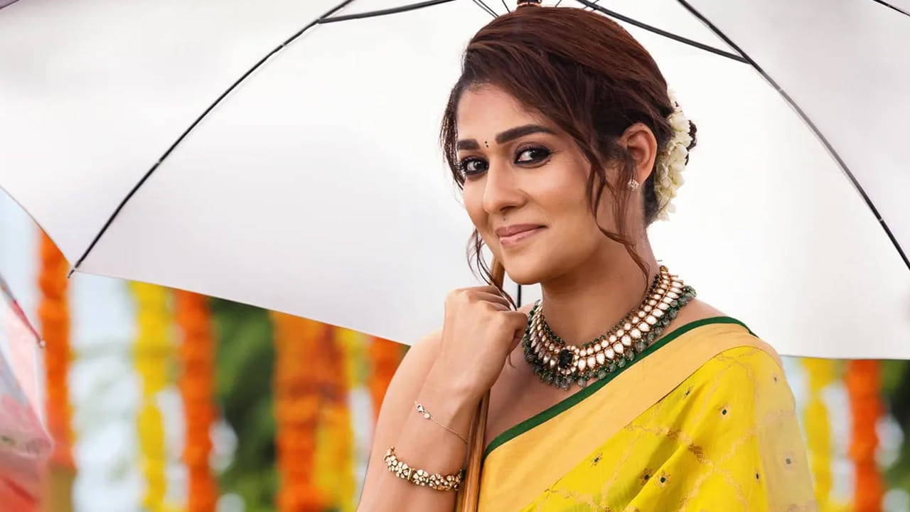 చాలా కాలంగా తమిళంలో వరుస సినిమాలతో బిజీగా ఉన్న నయన్.. ఇటీవలే మెగాస్టార్ చిరంజీవి, అనిల్ రావిపూడి కాంబోలో వచ్చిన మన శంకర వరప్రసాద్ గారు చిత్రంలో నటించింది. సంక్రాంతి పండగ సందర్భంగా వచ్చిన ఈ సినిమా బ్లాక్ బస్టర్ హిట్ అయ్యింది. మరోవైపు నిర్మాతగాను ఫుల్ బిజీగా ఉంటుంది నయన్. అటు సోషల్ మీడియాలో లేటేస్ట్ ఫోటోషూట్ లతో సందడి చేస్తుంది. ప్రస్తుతం నయనతార చేసిన కామెంట్స్ ఇప్పుడు సోషల్ మీడియాలో వైరలవుతున్నాయి. 