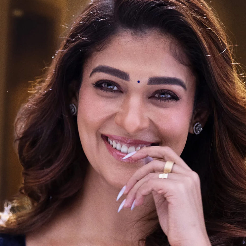 అలాగే కింగ్ నాగార్జునతో ‘బాస్’, ‘గ్రీకువీరుడు’ చిత్రాల్లో నటించారు. ఇక ఎన్టీఆర్ తో అదుర్స్, అలాగే ప్రభాస్ తో యోగి సినిమాల్లో నటించిన నయనతార.. సూపర్ స్టార్ మహేష్ బాబుతో మాత్రం ఇప్పటి వరకు ఆమె ఒక్క ఫ్రేమ్ లో కూడా కనిపించలేదు. నిజానికి మహేష్ బాబు, నయనతార కాంబినేషన్లో సినిమా రావడానికి కొన్నిసార్లు చర్చలు జరిగాయని టాలీవుడ్ టాక్.