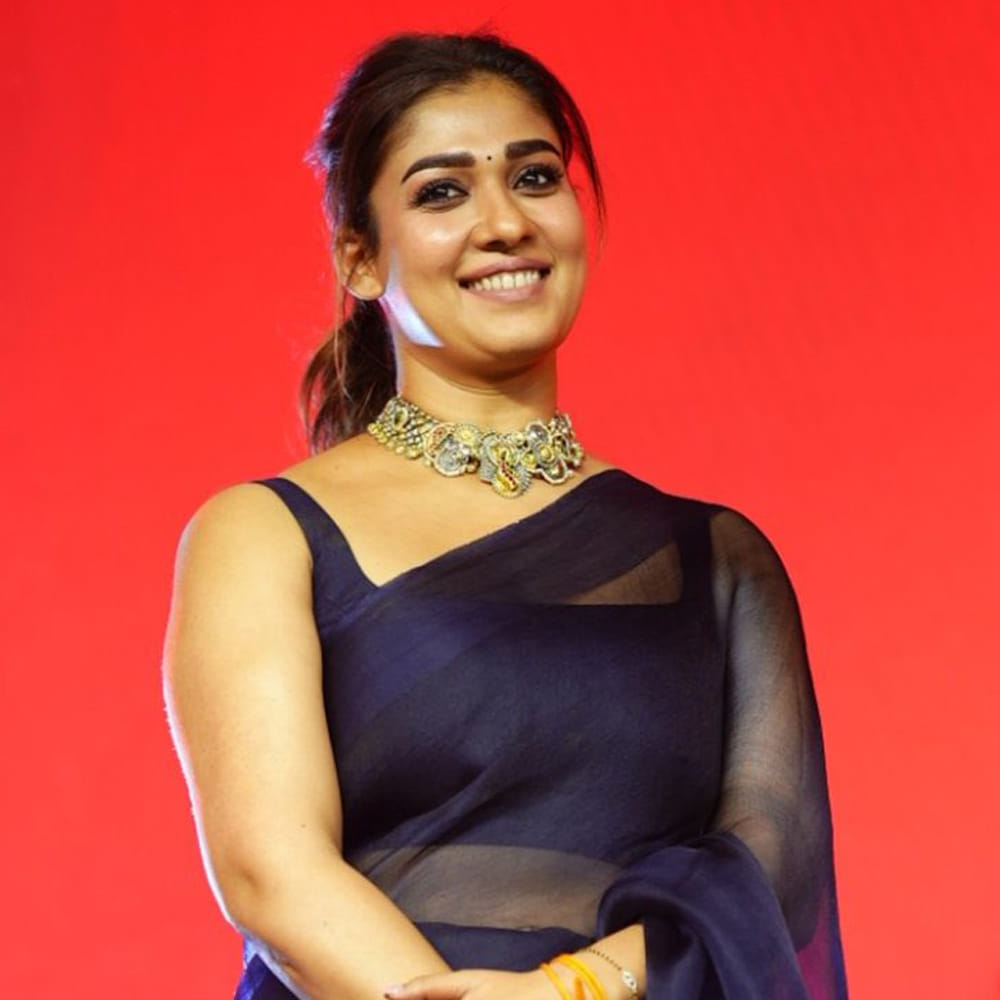 గతంలో మహేష్ నటించిన కొన్ని భారీ చిత్రాల్లో హీరోయిన్ పాత్ర కోసం ముందుగా నయనతారనే సంప్రదించారట. అయితే ఆ సమయంలో ఆమె డేట్స్ ఖాళీగా లేకపోవడం లేదా ఇతర ప్రాజెక్టులతో బిజీగా ఉండటం వల్ల ఆ అవకాశాలు చేజారిపోయాయని తెలుస్తోంది. అలాగే నయనతార కూడా కేవలం నటనకు ప్రాధాన్యత ఉన్న పాత్రలకే మొగ్గు చూపుతుండటంతో, మహేష్ బాబు కమర్షియల్ సినిమాల్లో ఆ విధమైన పాత్రలు కుదరక ఆ కాంబినేషన్ సెట్ కాలేదని మరికొందరి అభిప్రాయం.
