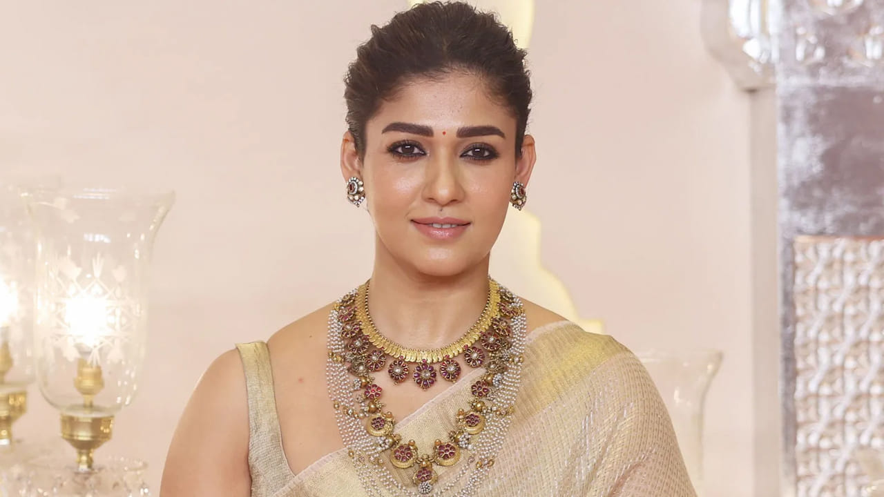 షూటింగ్ సమయంలో ఎన్టీఆర్ ఎంతో అల్లరిగా, చురుగ్గా ఉంటారని నయనతార గుర్తుచేసుకున్నారు. ఒకరోజు షూటింగ్ సెట్లో తాను టచ్-అప్ చేసుకుంటుండగా, ఎన్టీఆర్ తనవైపే చూస్తూ.. "ఎందుకు అంతలా టచ్-అప్ చేసుకుంటున్నావు? ఎలాగూ స్క్రీన్ మీద నిన్ను ఎవరూ చూడరు, అంతా నన్నే చూస్తారు" అంటూ ఎంతో సరదాగా కామెంట్ చేశారని నవ్వుతూ చెప్పారు. ఎన్టీఆర్ ఎంతో స్వీట్ అండ్ క్యూట్ పర్సన్ అని ఆమె అన్నారు. నయనతార చేసిన ఈ వ్యాఖ్యలు సాషల్ మీడియాలో వైరల్ అవుతున్నాయి.