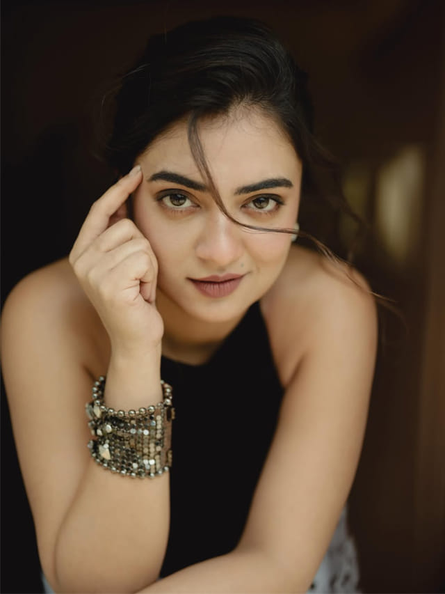 కాటుక కళ్లల్లో నీలాంబరి లుక్స్.. కుర్రాళ్ళ గుండెల్లో మళ్ళీ అలజడి..