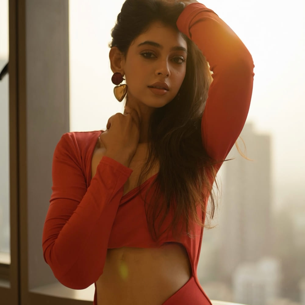 సినిమాలకు దూరంగా ఉంటున్న ఈ చిన్నది తన క్రేజీ ఫొటోలతో అభిమానులను కవ్విస్తుంది. ఇప్పటికీ అదే అందంతో, అదే వయ్యారంతో కవ్విస్తుంది నితి టేలర్. ఈ ముద్దుగుమ్మ ఎందుకు సినిమాలకు గుడ్ బై చెప్పిందో తెలియదు కానీ. ఇండస్ట్రీలో ఉండుంటే ఇప్పుడు క్రేజీ హీరోయిన్ గా రాణించేది. ఈ అమ్మడి గ్లామరస్ ఫోటోలు చూసి నెటిజన్స్ షాక్ అవుతున్నారు. ఇక ఈ అమ్మడు సోషల్ మీడియాలో చాలా యాక్టివ్ గా ఉంటుంది.