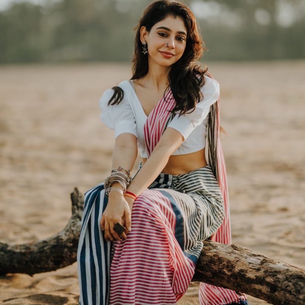 రెగ్యులర్‌గా ఫోటోలు షేర్ చేస్తూ అభిమానులను ఆకట్టుకుంటుంది ఈ చిన్నది. ఈ అమ్మడి క్రేజీ ఫోటోలు ఇప్పుడు సోషల్ మీడియాలో తెగ సందడి చేస్తున్నాయి. అప్పటికి ఇప్పటికి చాలా మారిపోయింది ఈ బ్యూటీ. నితి టేలర్ స్టన్నింగ్ ఫోటోలకు కుర్రాళ్లు ఫిదా అవుతున్నారు. హాట్‌హాట్ ఫోజులతో హీటు పుట్టిస్తుంది. ఈ అమ్మడి లేటెస్ట్ ఫోటోల పై మీరూ ఓ లుక్కేయండి.