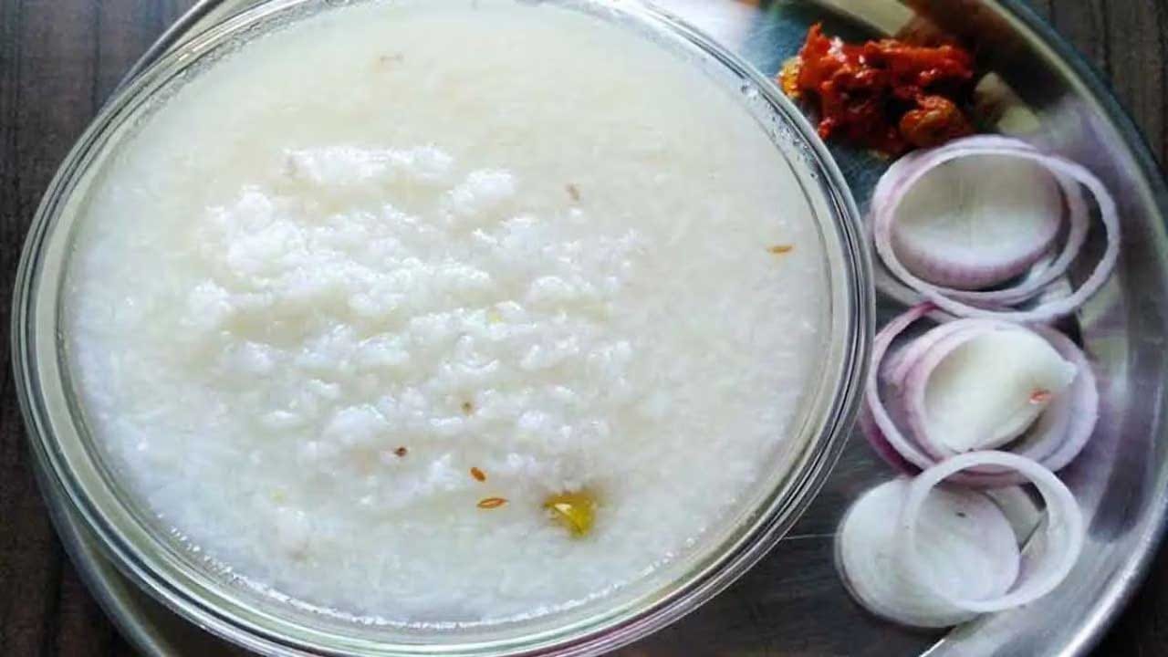 ఇప్పుడు మనం వేయించి పక్కన పెట్టుకున్న ఓట్స్ తీసుకోవాలి. వీటిని పోపులో వేసి రెండు నిమిషాల పాటు వేయించుకోవాలి. ఇప్పుడు అందులో గంజి తయారు చేయడానికి కావాల్సినన్ని నీళ్లు పోసుకొని మంచిగా ఉడకనివ్వాలి. ఎంతగా బాగా మెత్తా ఉడికితే, గంజి ఫ్లేవర్ అంత బాగా వస్తుంది.