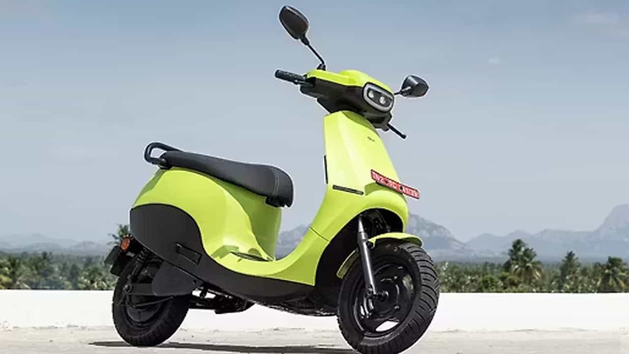 ఈ జాబితాలో ముందున్నది Ola Electric తయారు చేస్తున్న ఓలా ఎస్1 ప్రో, ఎస్1 ఎయిర్ స్కూటర్లు. ఈ మోడళ్లపై కంపెనీ స్టాండర్డ్గా 8 సంవత్సరాలు లేదా 80 వేల కిలోమీటర్ల వరకు బ్యాటరీ వారంటీ ఇస్తోంది. అదనపు ప్రీమియంతో ఈ పరిమితిని 1.25 లక్షల కిలోమీటర్ల వరకు పెంచుకునే అవకాశం కూడా కల్పిస్తోంది.