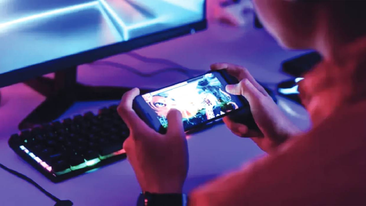  Online Gaming Rul: నేటి (మే 1, 2026) నుండి భారతదేశంలో ఆన్‌లైన్ గేమింగ్‌కు సంబంధించి కొత్త నిబంధనలు అమలులోకి వచ్చాయి. గేమింగ్ పరిశ్రమలో పారదర్శకతను పెంచడానికి, వినియోగదారుల భద్రతను మెరుగుపరచడానికి ప్రభుత్వం ఈ మార్పులు చేపట్టింది. ఈ కొత్త మార్పుల వల్ల అసలు ఏం మారబోతోంది? ఎలాంటి నిబంధనలు ఉన్నాయో తెలుసుకుందాం..